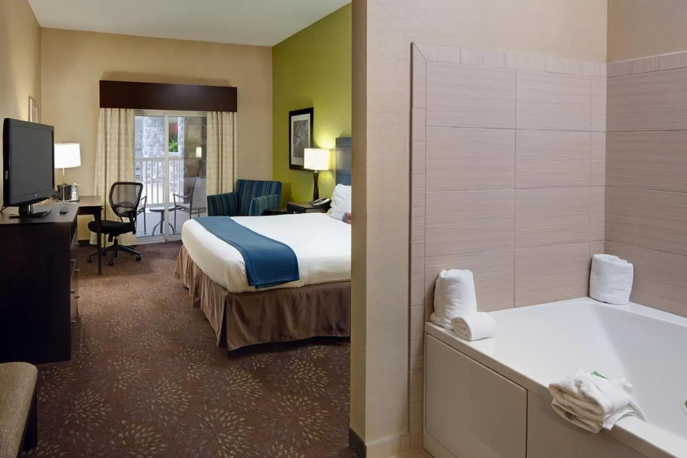 Hot Tub, Bed in Holiday Inn Express Hotel & Suites Saginaw by IHG