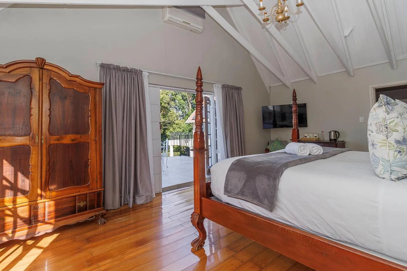 Photo of the whole room, Bed in Churchill House