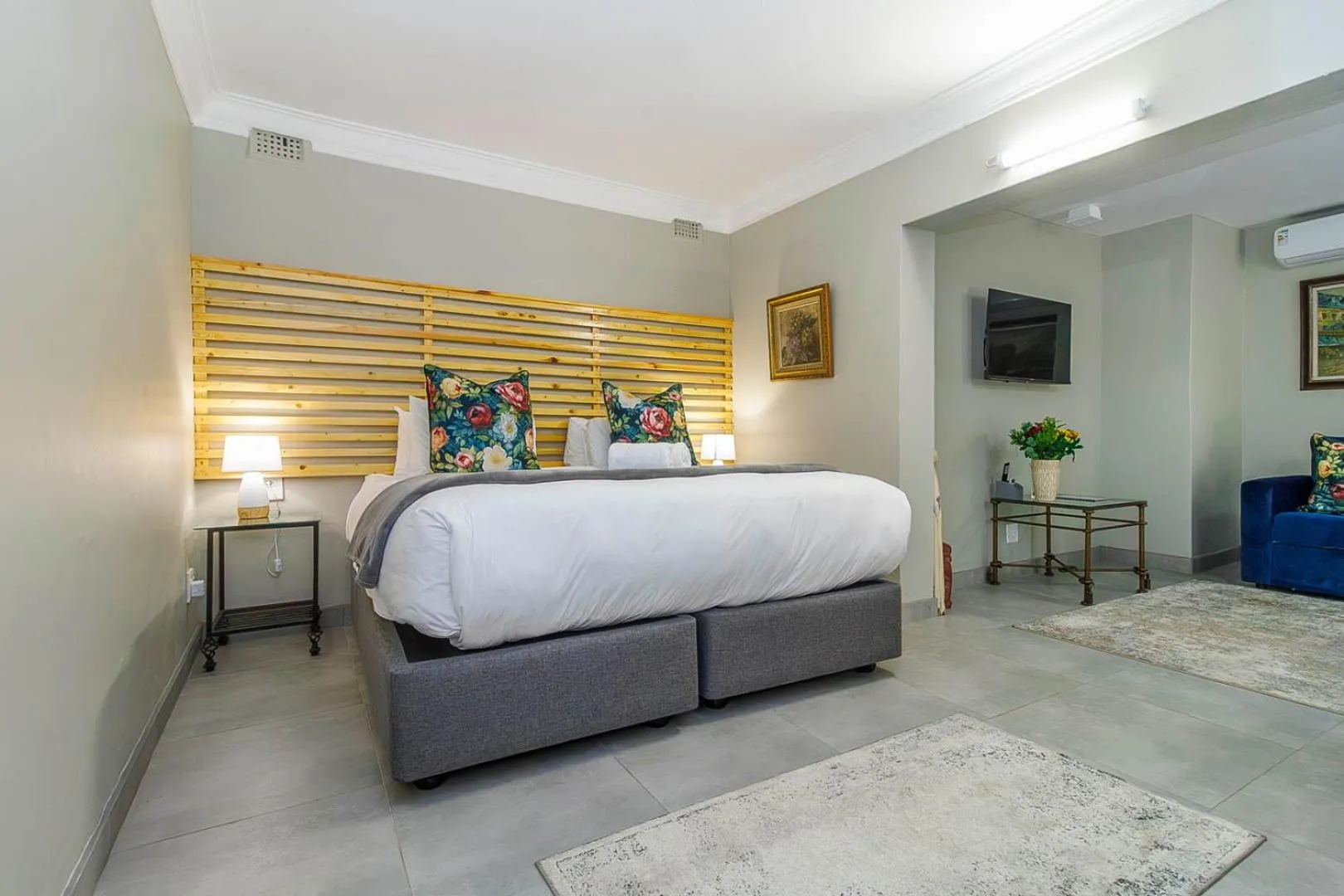 Photo of the whole room, Bed in Churchill House