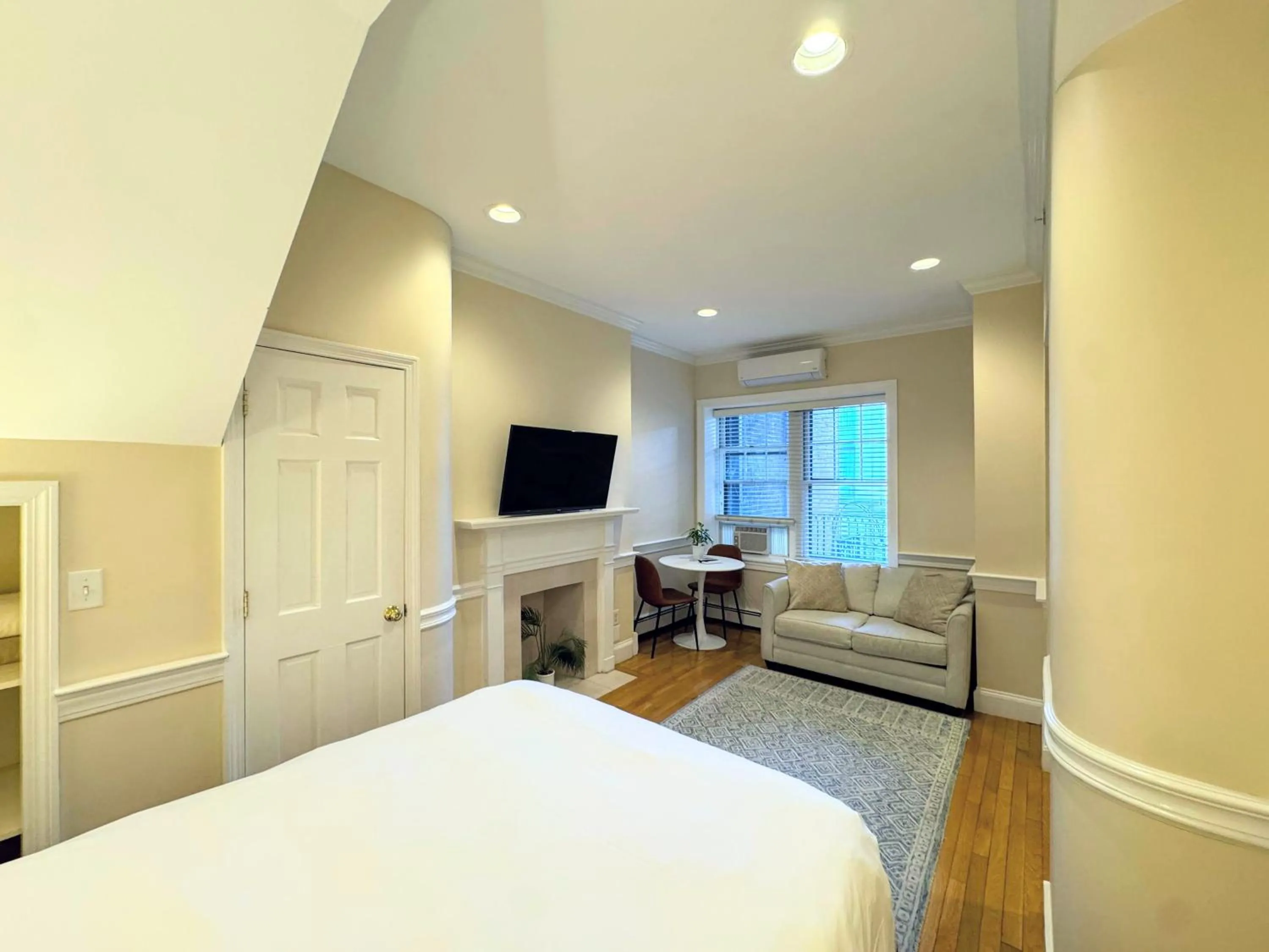 Photo of the whole room, Bed in Copley House