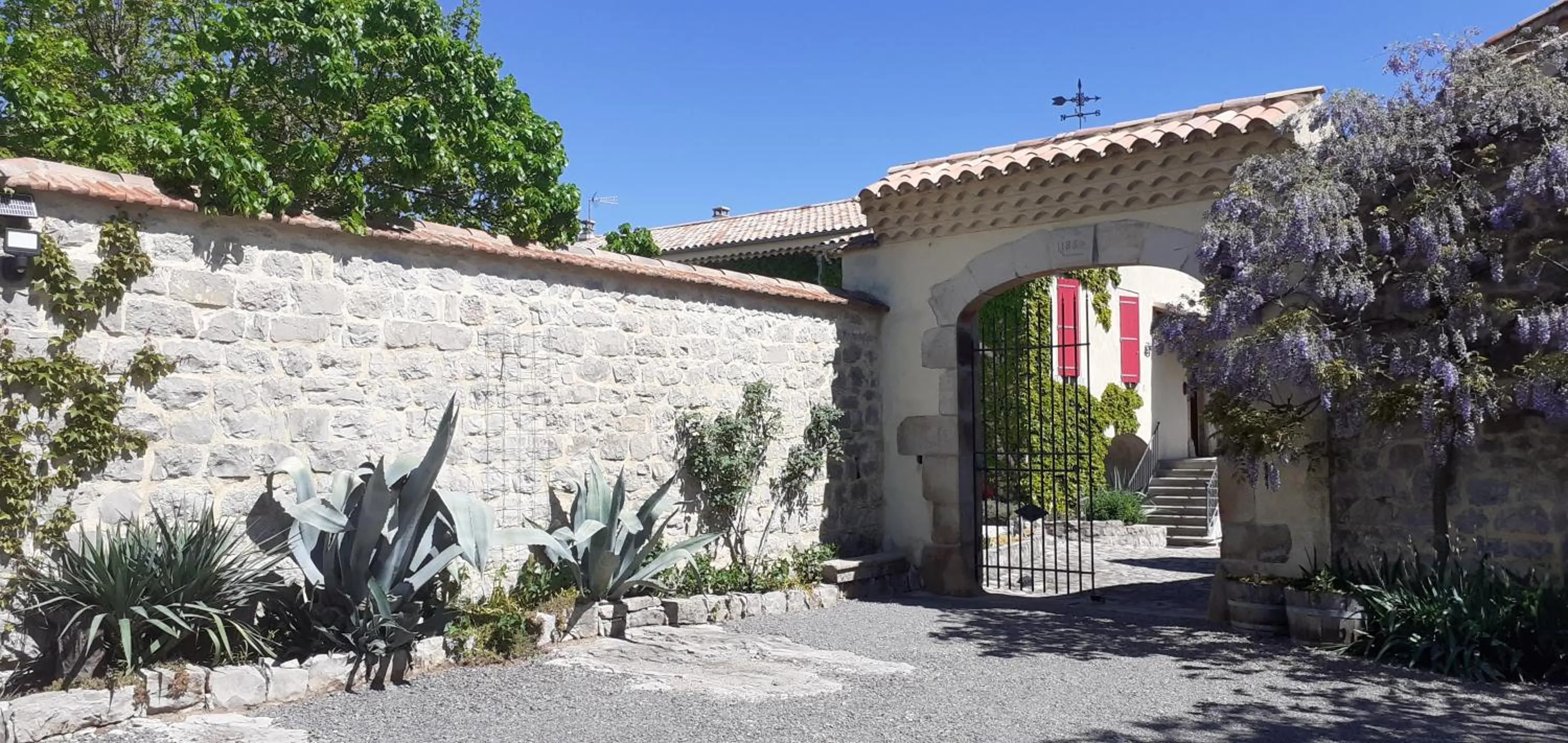 Facade/entrance in Gîte le MAGNAN, 50 m2, charme, nature, terrasse, piscine chauffée, sud Ardèche