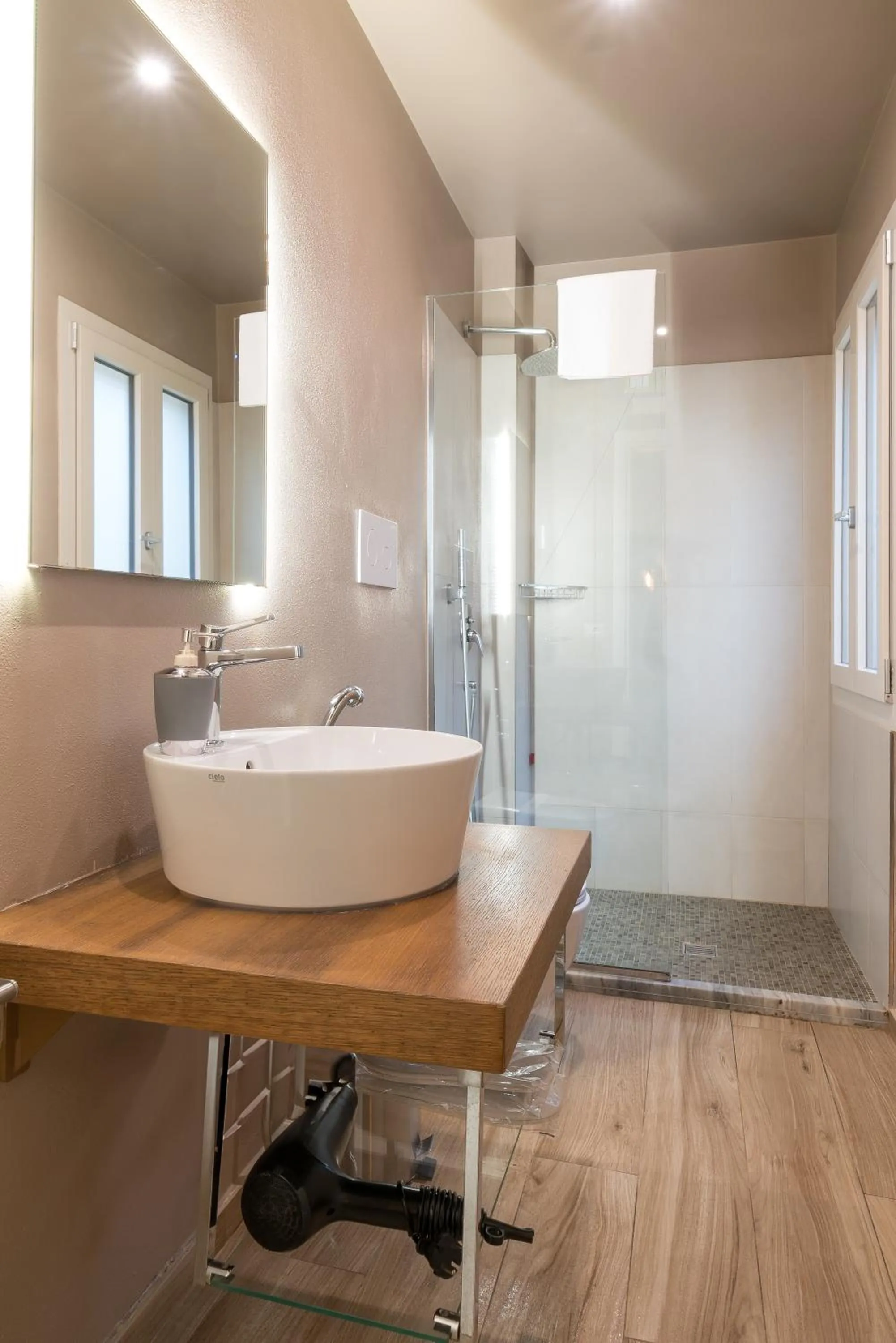 Shower in GOGO` Petit Hotel