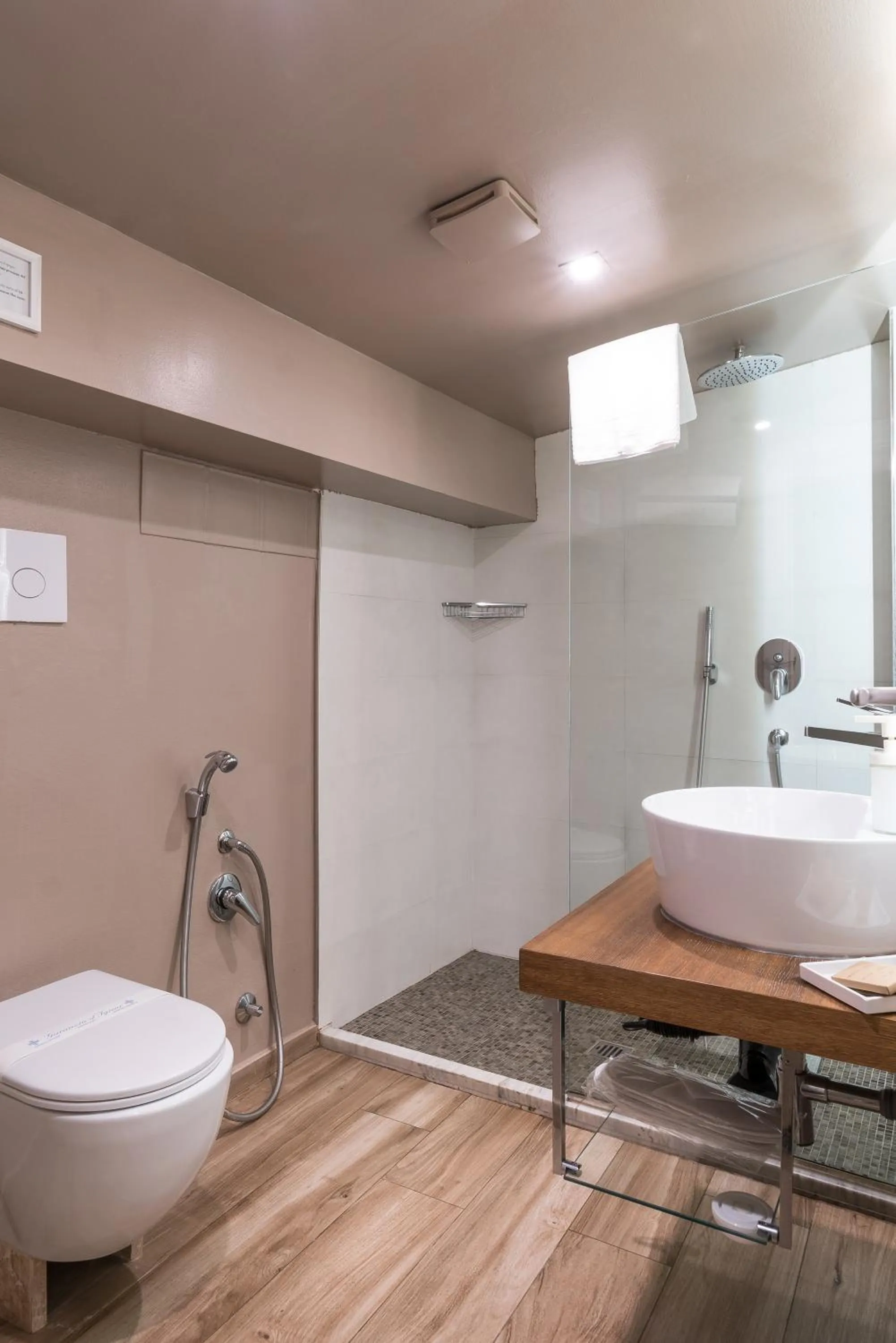 Shower in GOGO` Petit Hotel