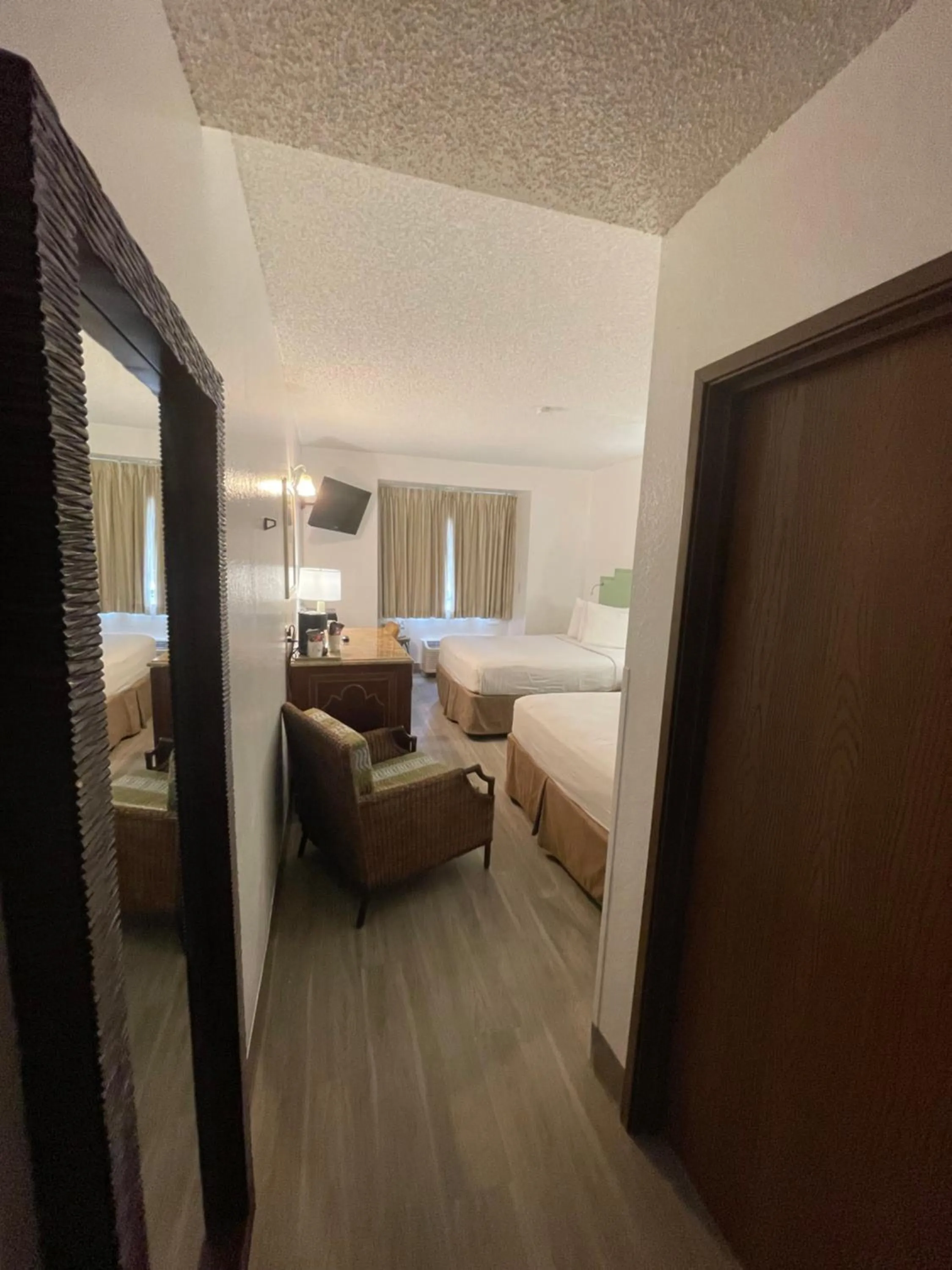 Seating area, Bed in Baymont by Wyndham Orlando-International Dr-Universal Blvd