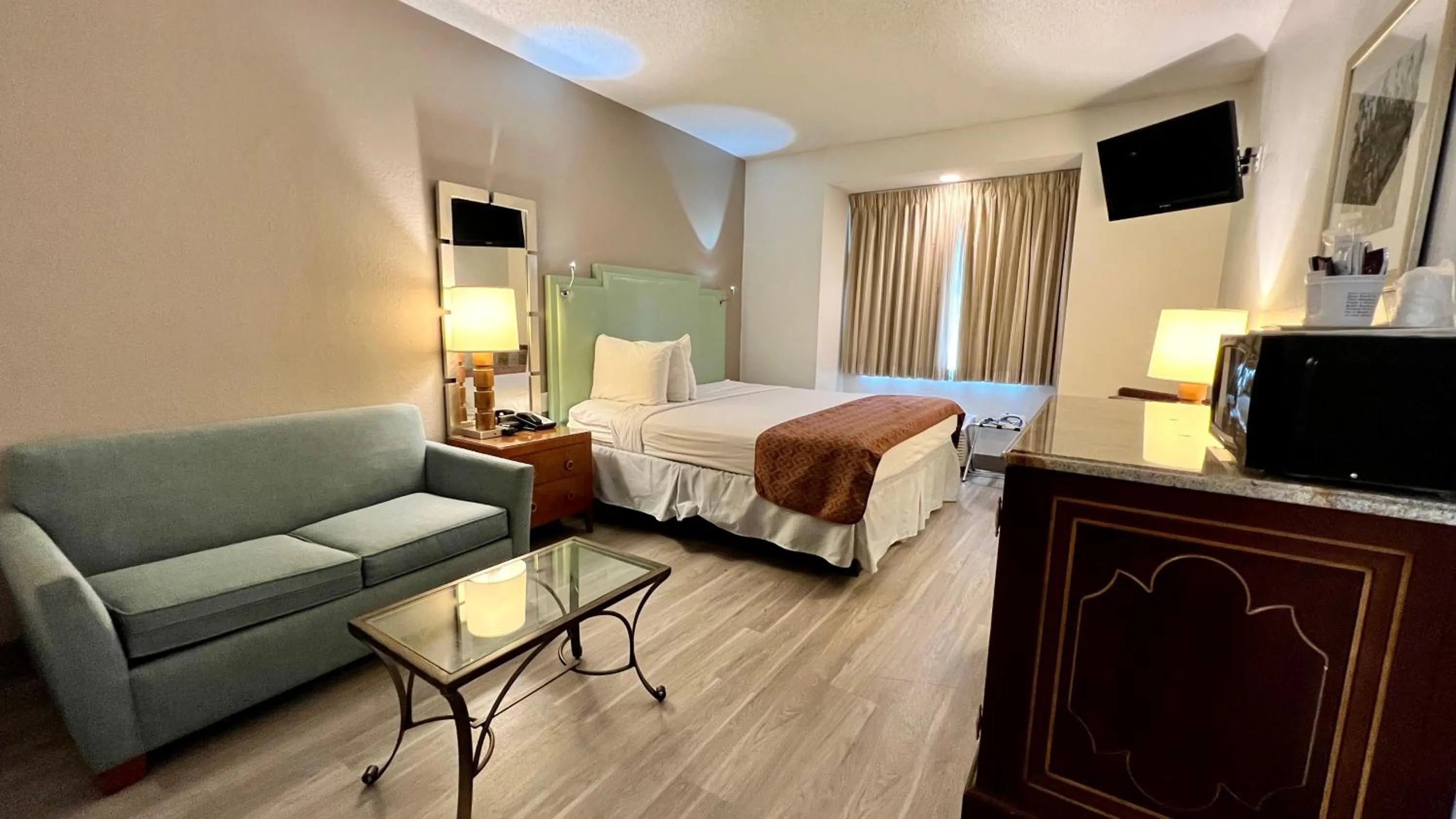 Communal lounge/ TV room, Bed in Baymont by Wyndham Orlando-International Dr-Universal Blvd