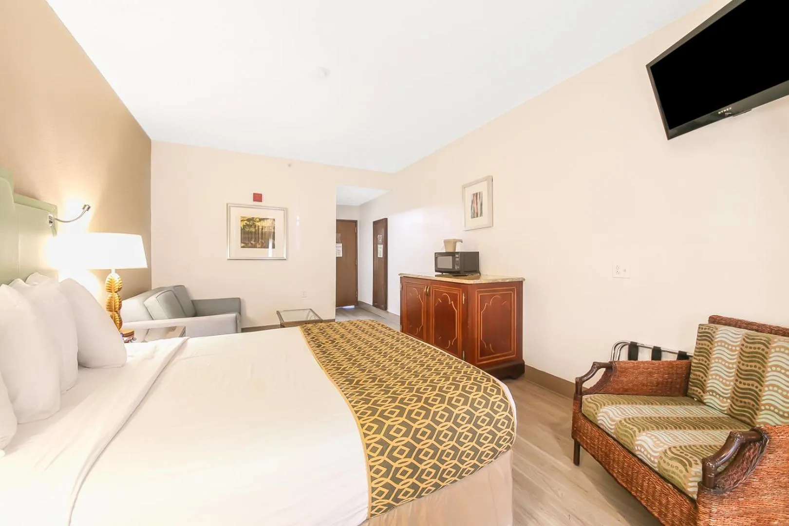 Photo of the whole room, Bed in Baymont by Wyndham Orlando-International Dr-Universal Blvd