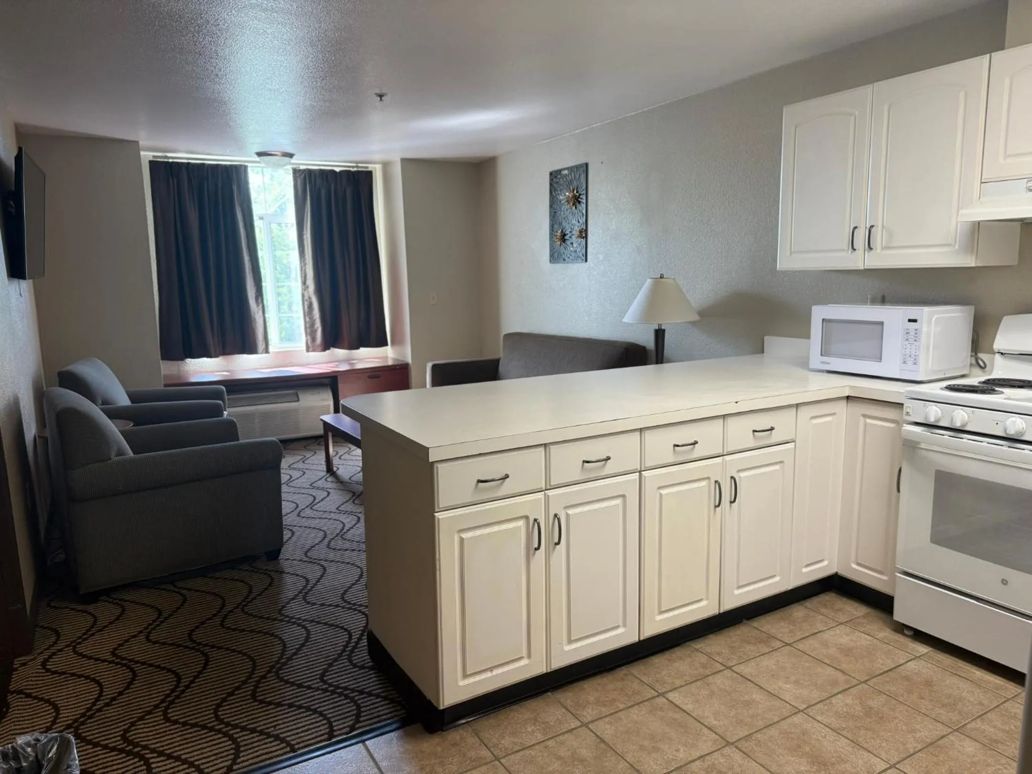 kitchen in SureStay Plus Hotel by Best Western Rocklin