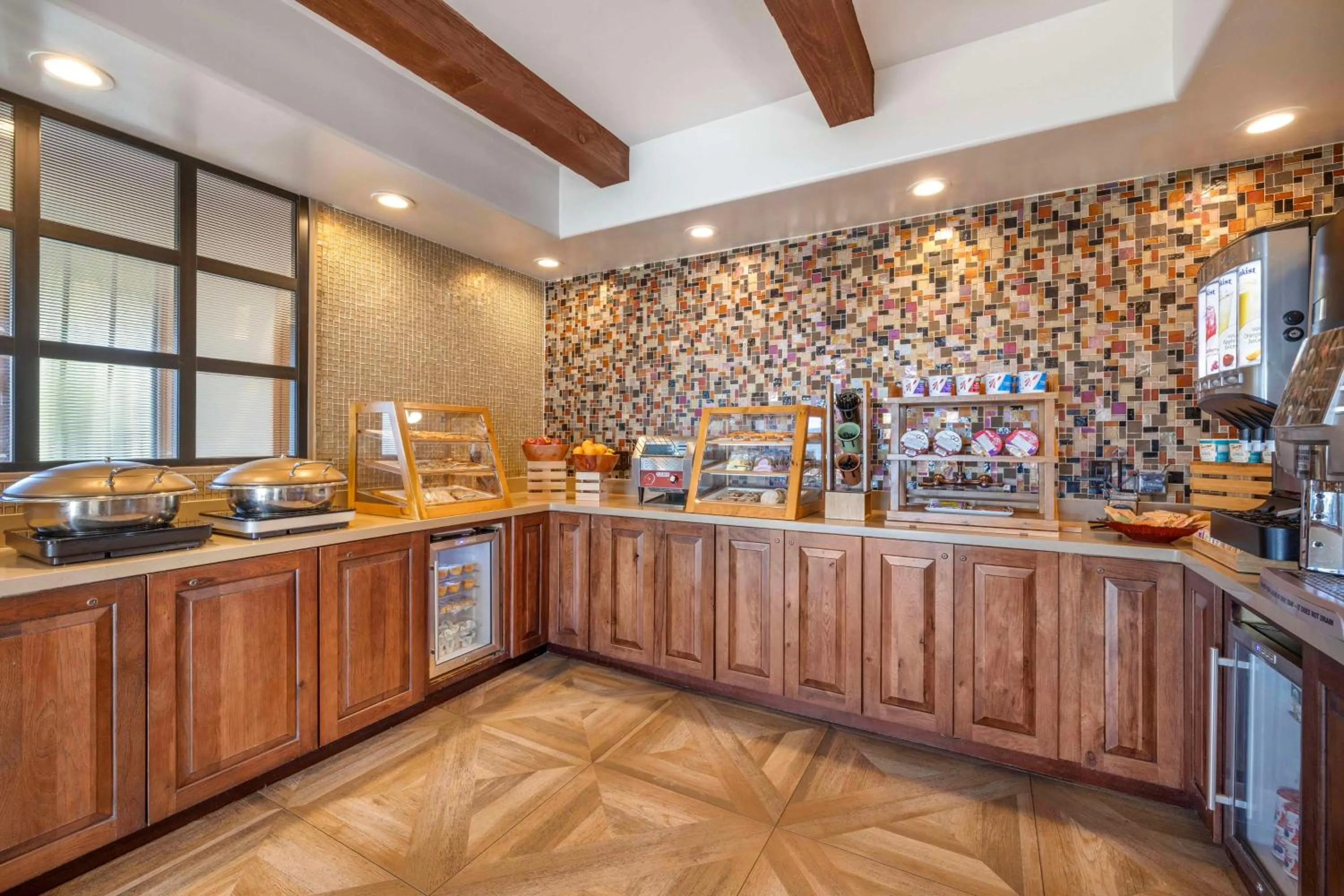 Breakfast in Best Western Plus Beach View Lodge Carlsbad