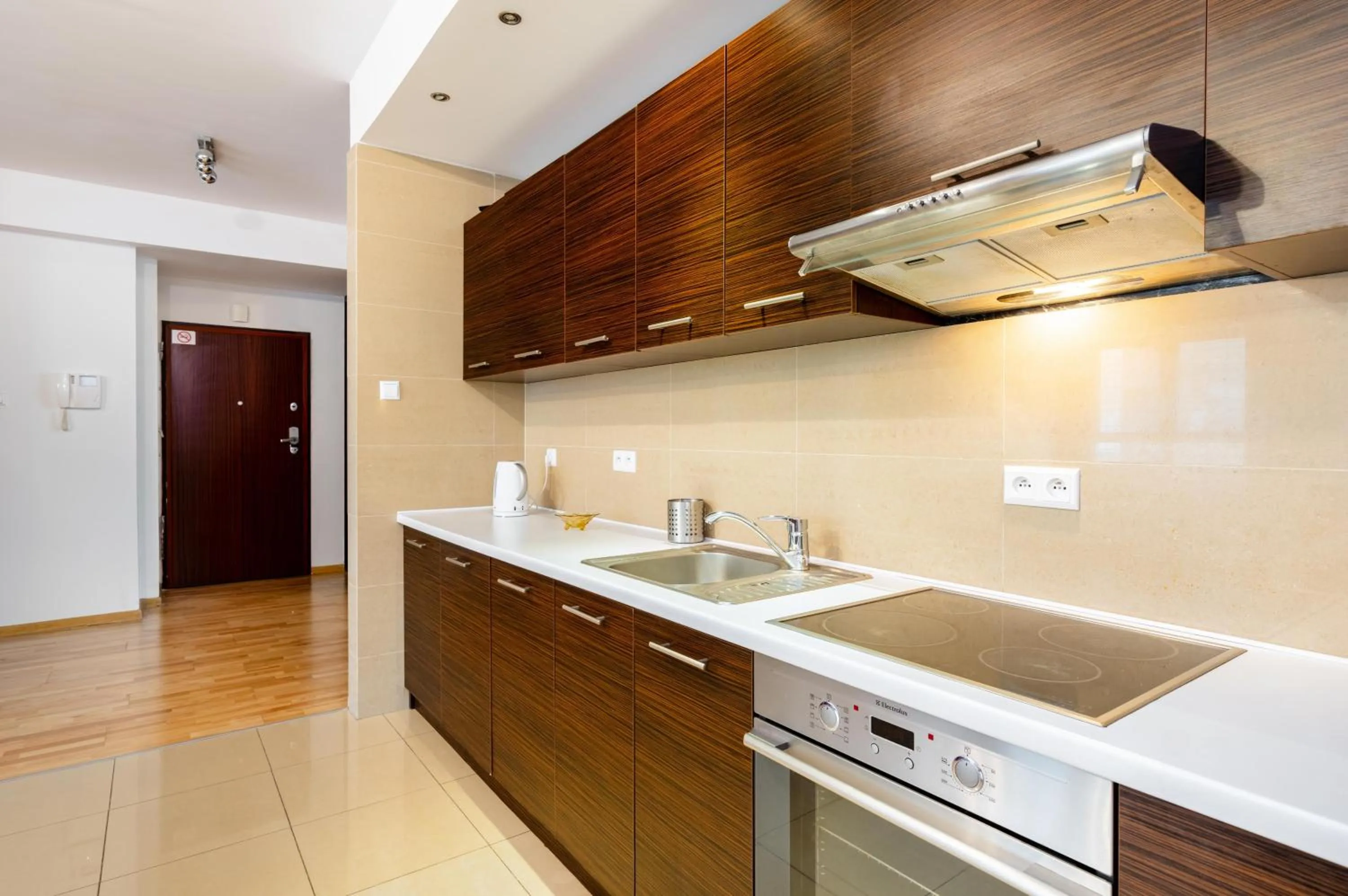 Kitchen or kitchenette in Platinum Towers Hotel Apartments