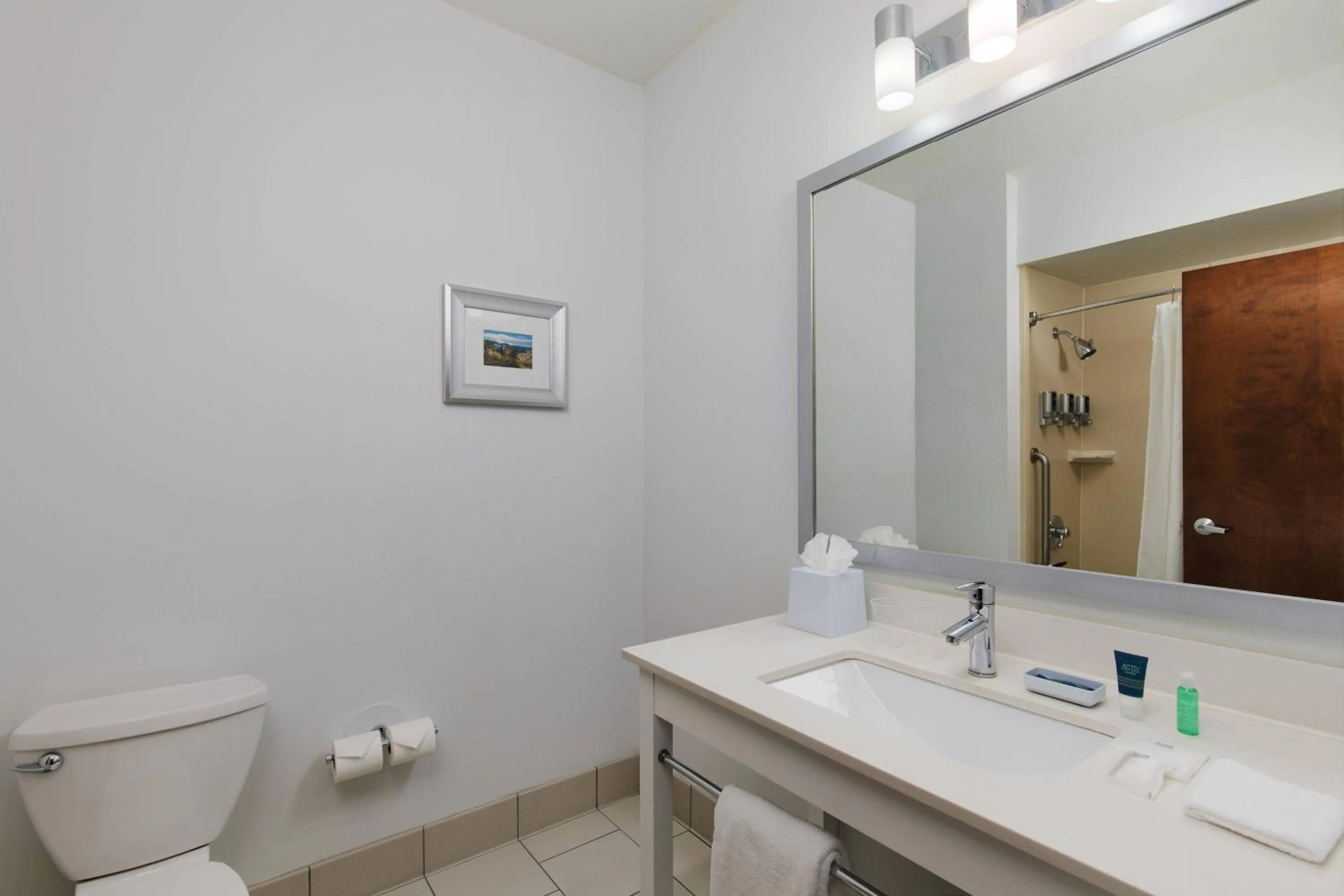 Bathroom in Four Points by Sheraton Portland East