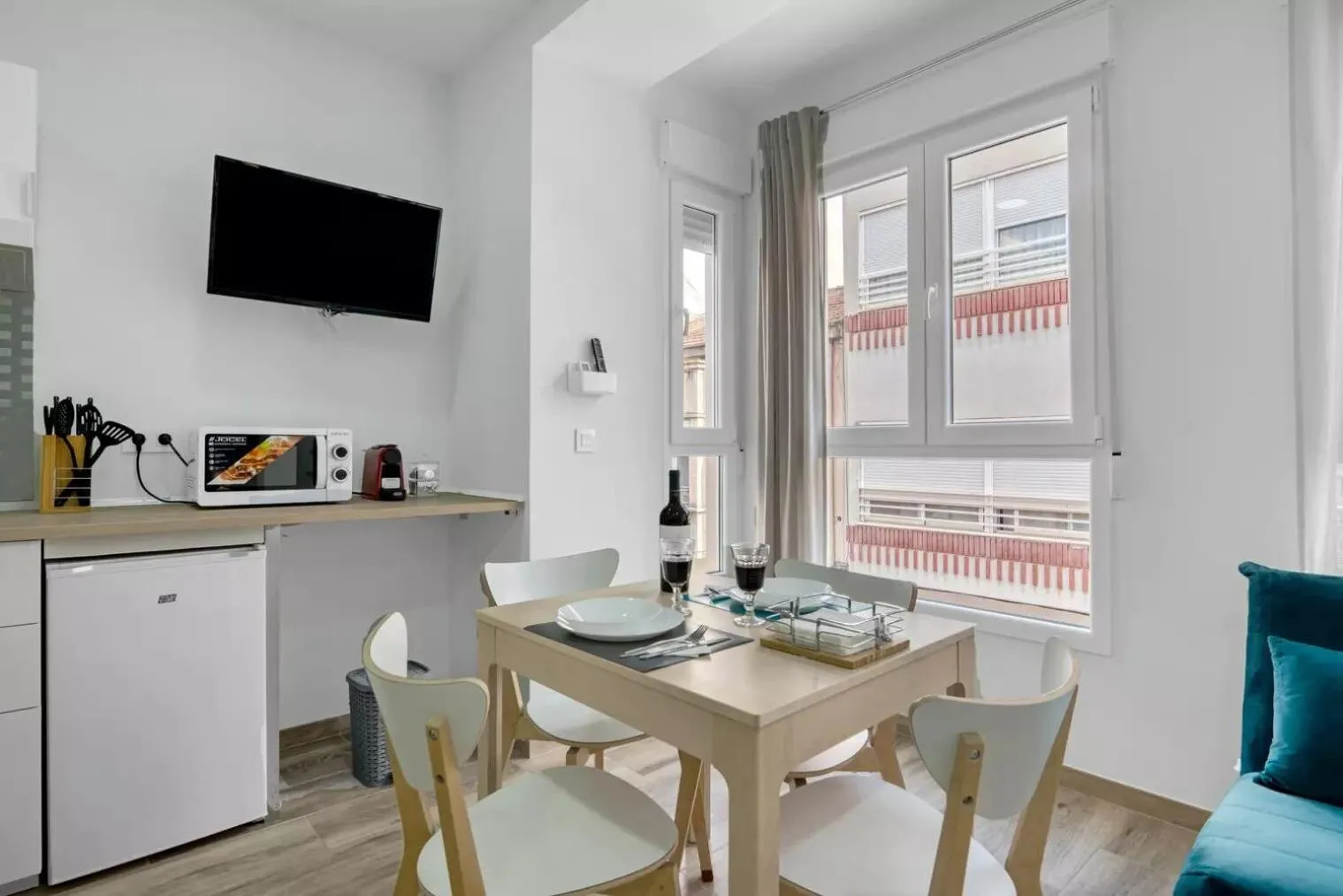 Dining area in Umihouse apartamentos centro Alicante