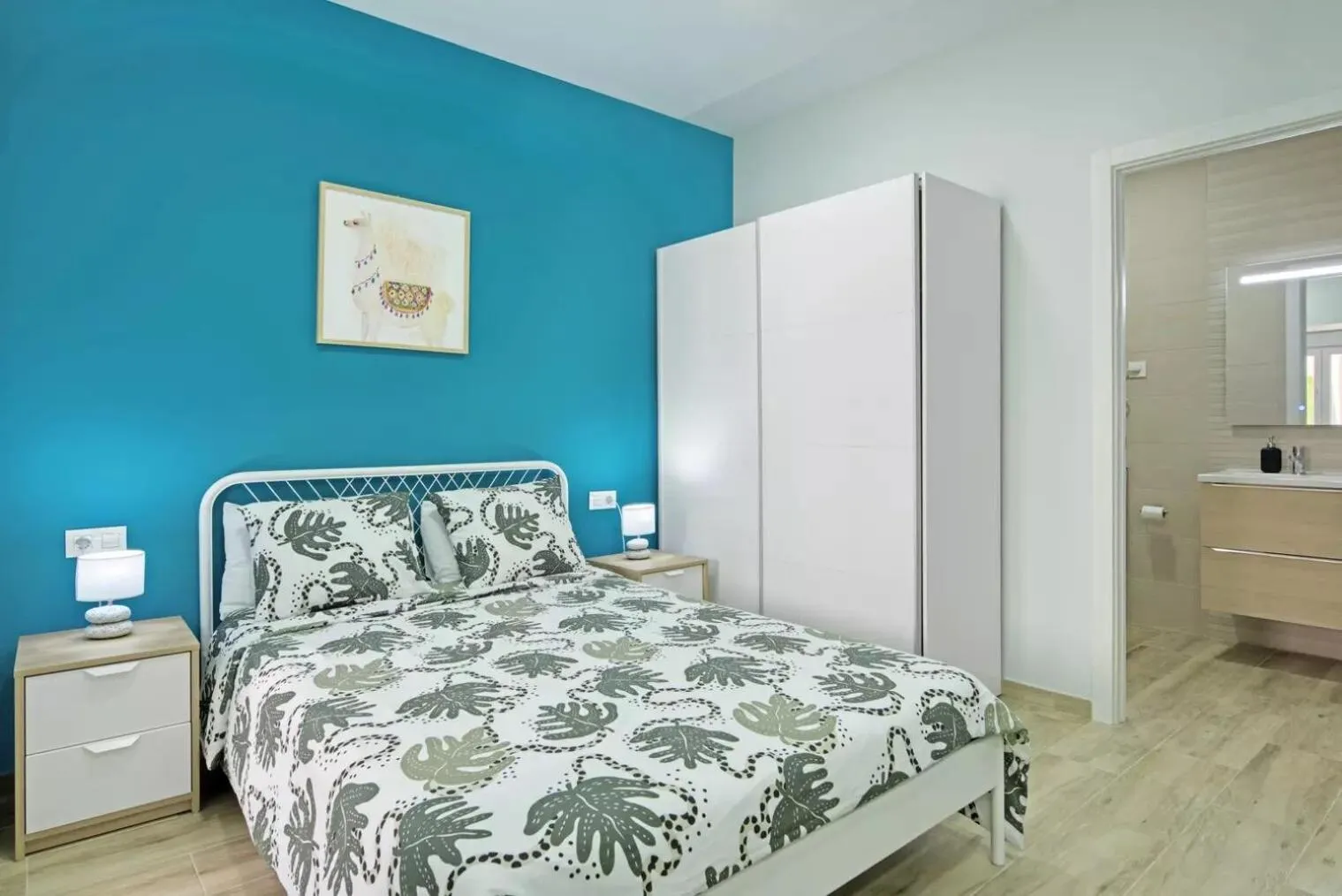wardrobe, Bed in Umihouse apartamentos centro Alicante