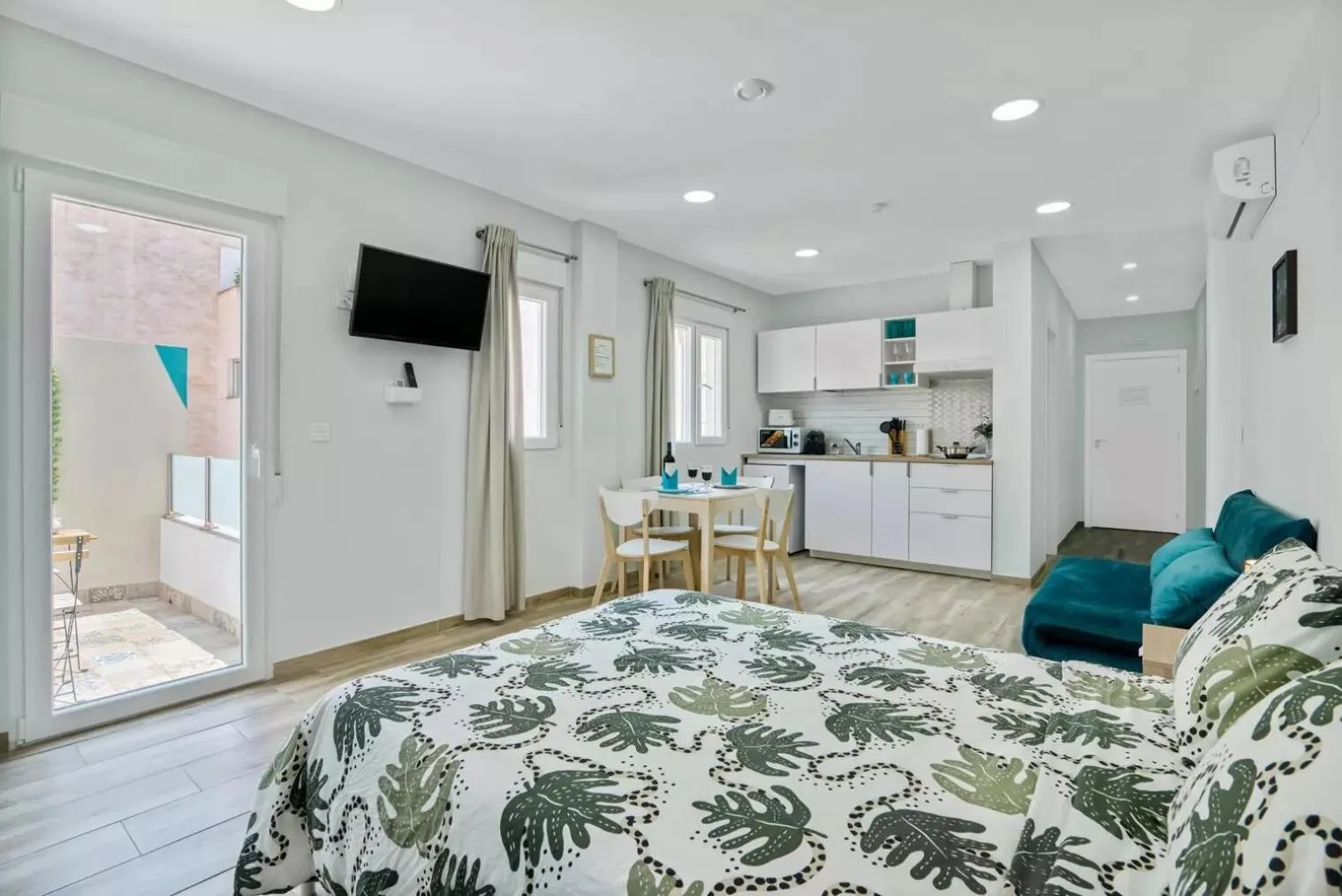 Photo of the whole room, Bed in Umihouse apartamentos centro Alicante