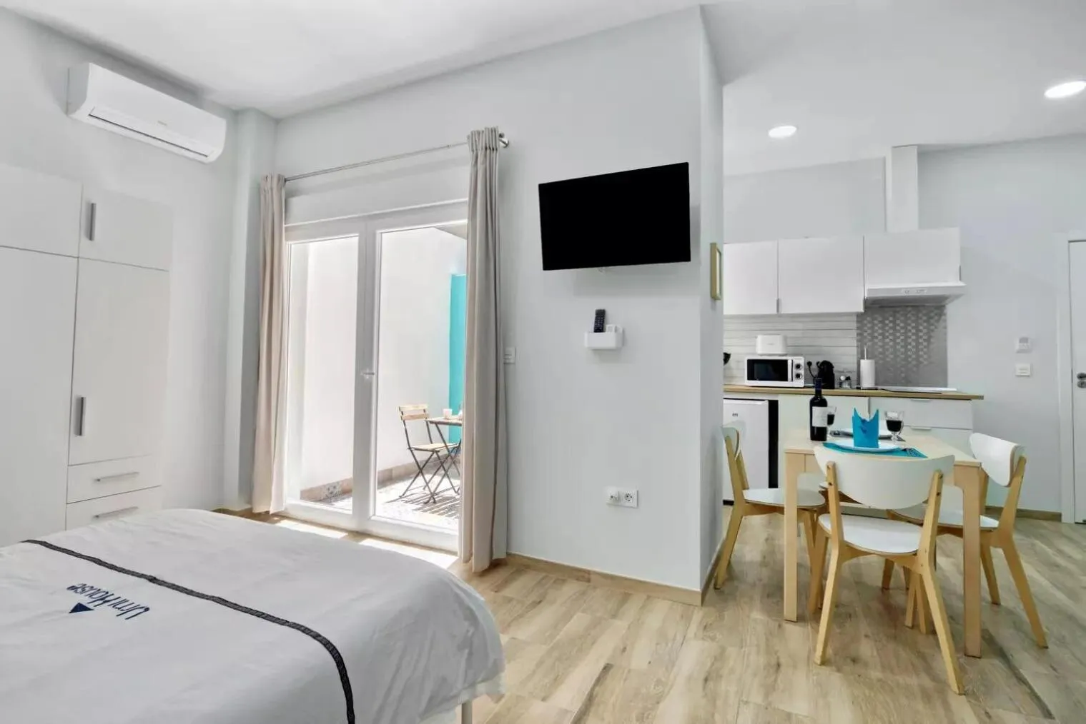 Seating area, Bed in Umihouse apartamentos centro Alicante