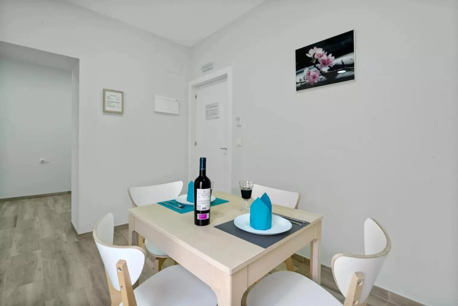 Dining area in Umihouse apartamentos centro Alicante
