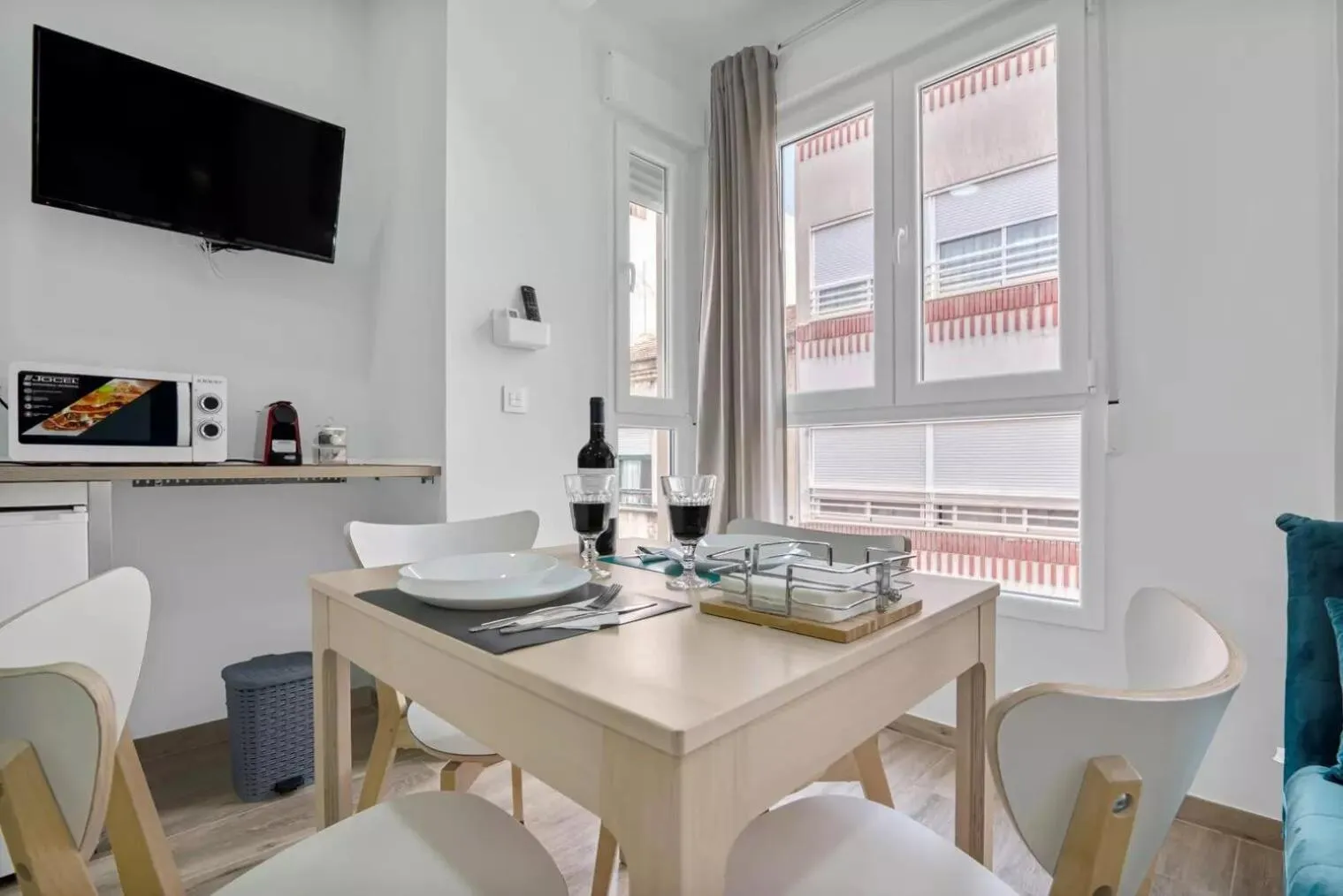 Dining area in Umihouse apartamentos centro Alicante