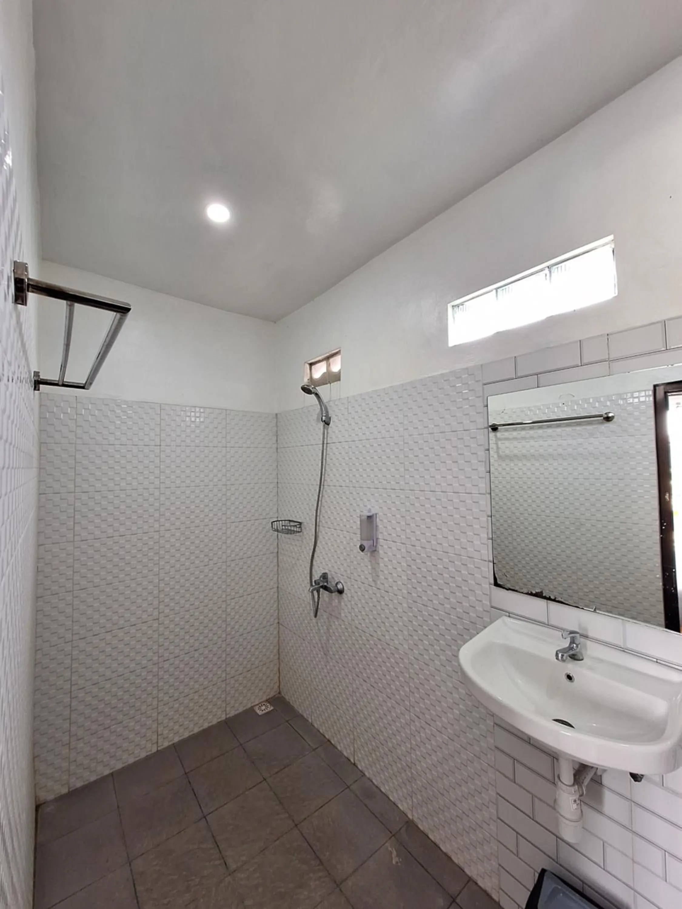 Shower in Bonewood Guesthouse