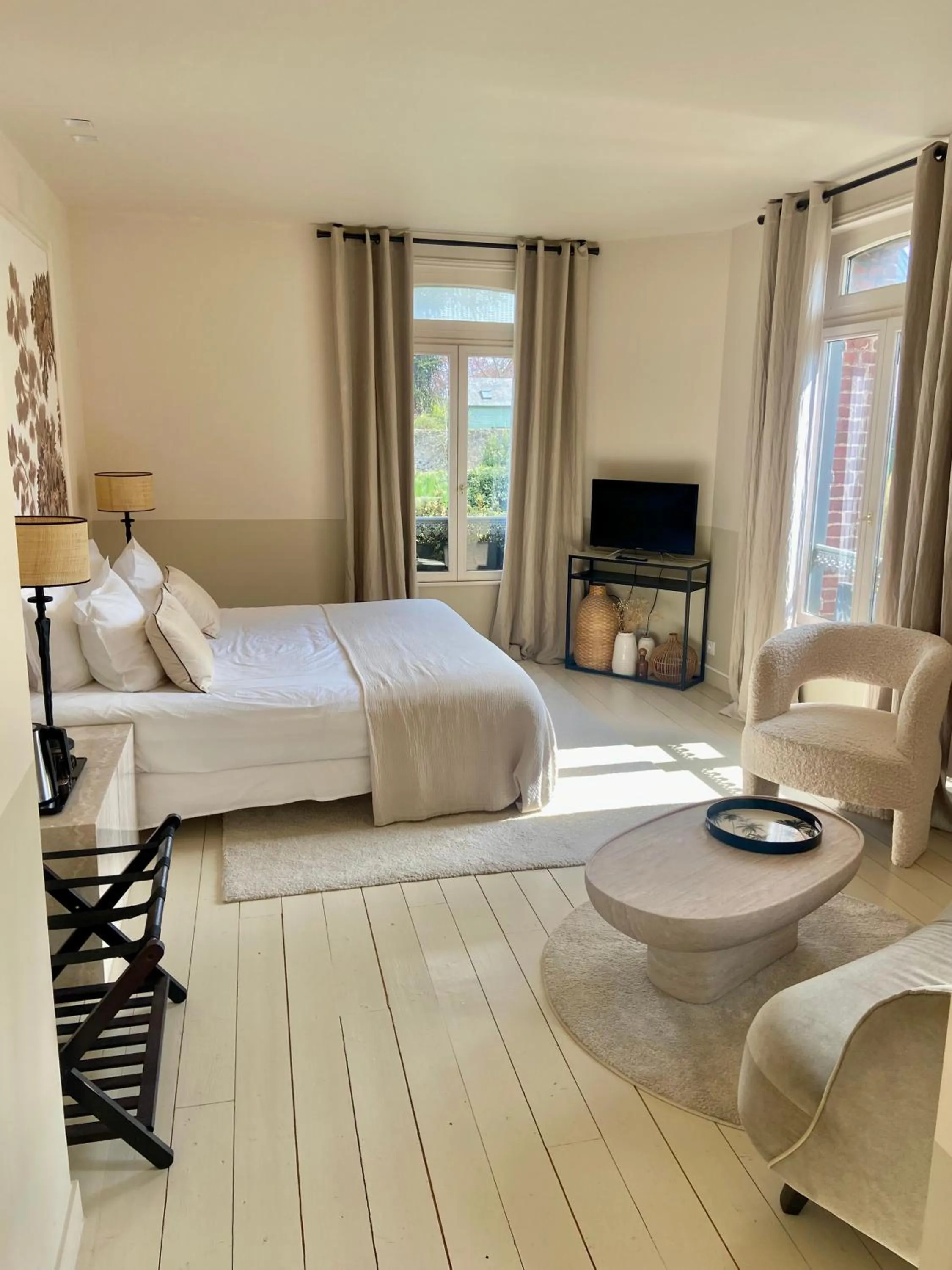 Bedroom, Bed in VILLA DU CEDRE Honfleur