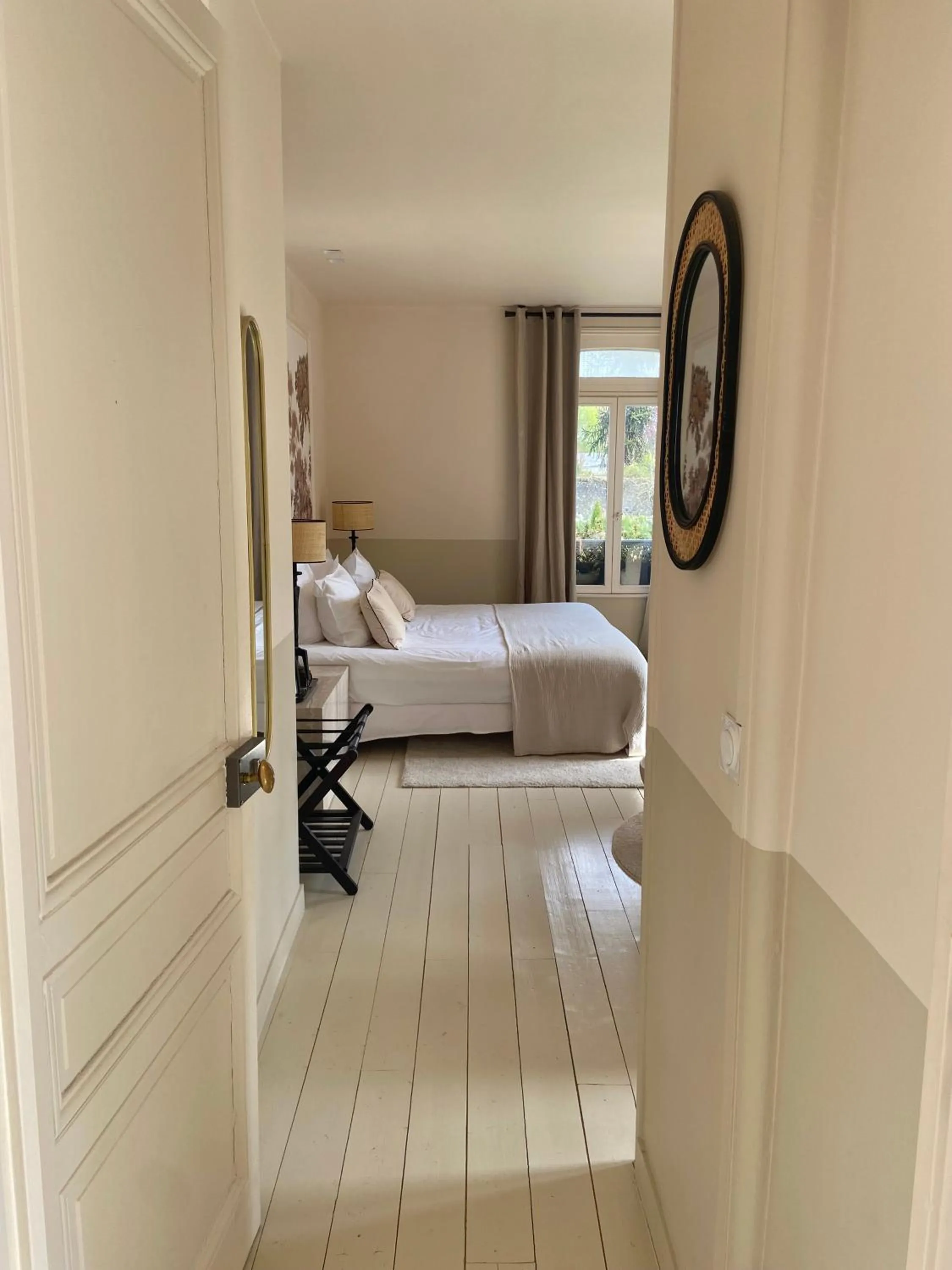 Property building, Bed in VILLA DU CEDRE Honfleur