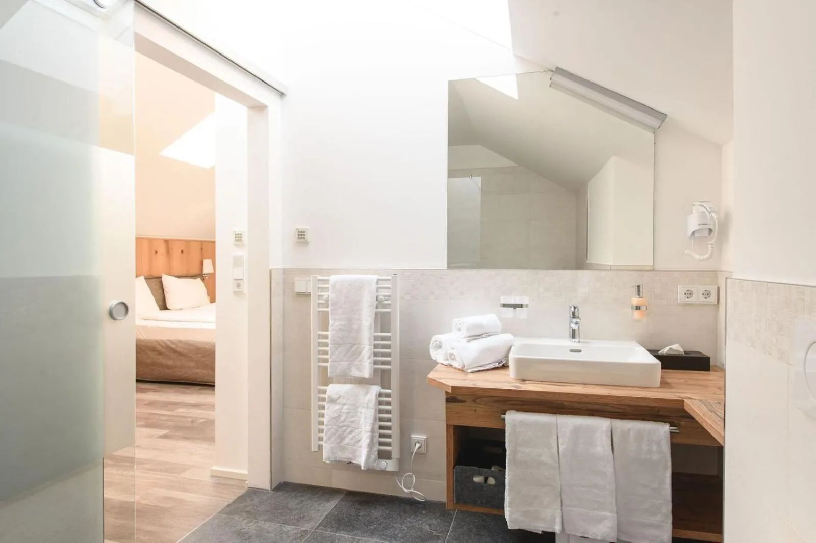 Bathroom, Bed in Kaiser Max Design Appartements