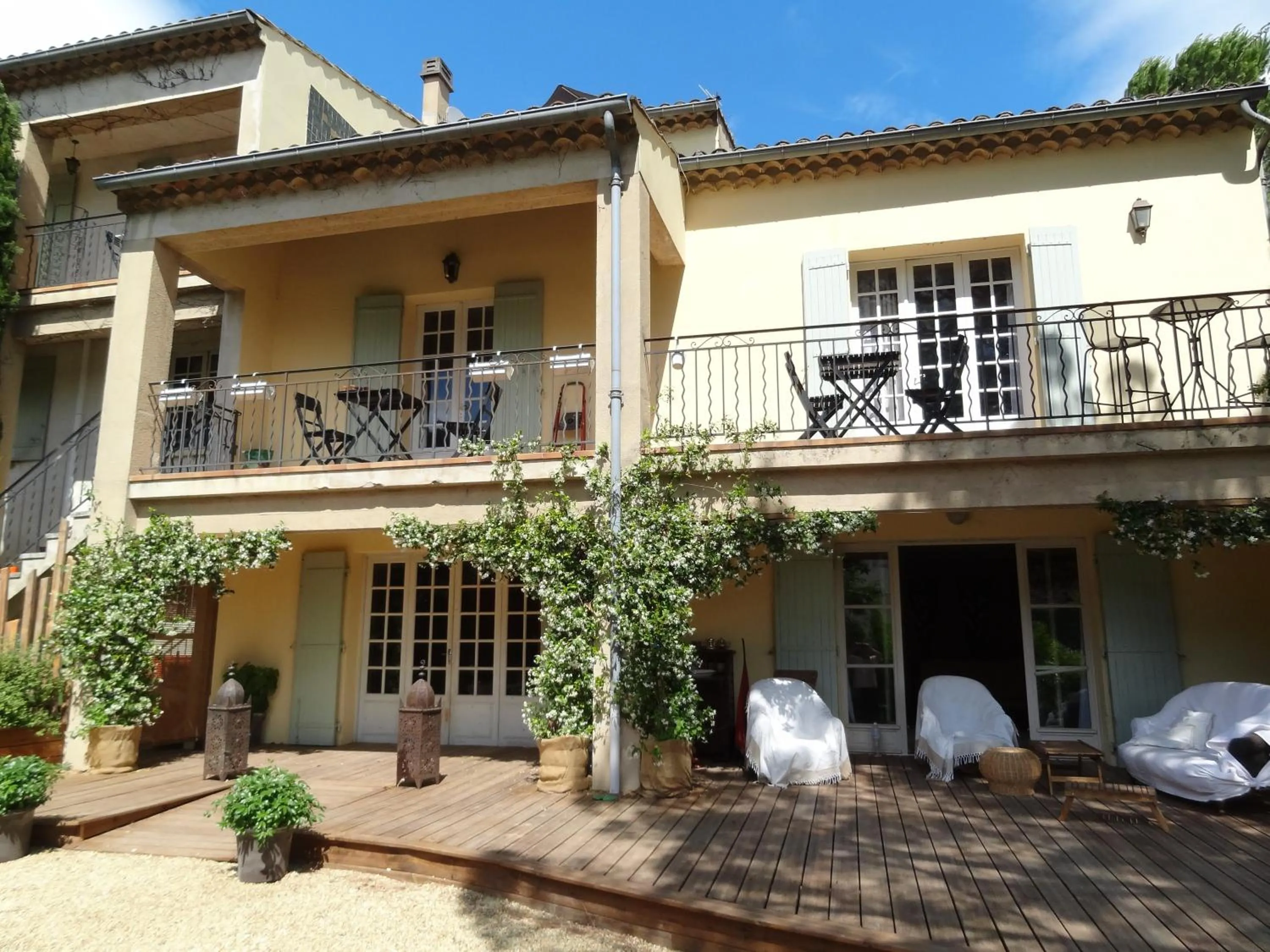 Facade/entrance in Villa Lumières