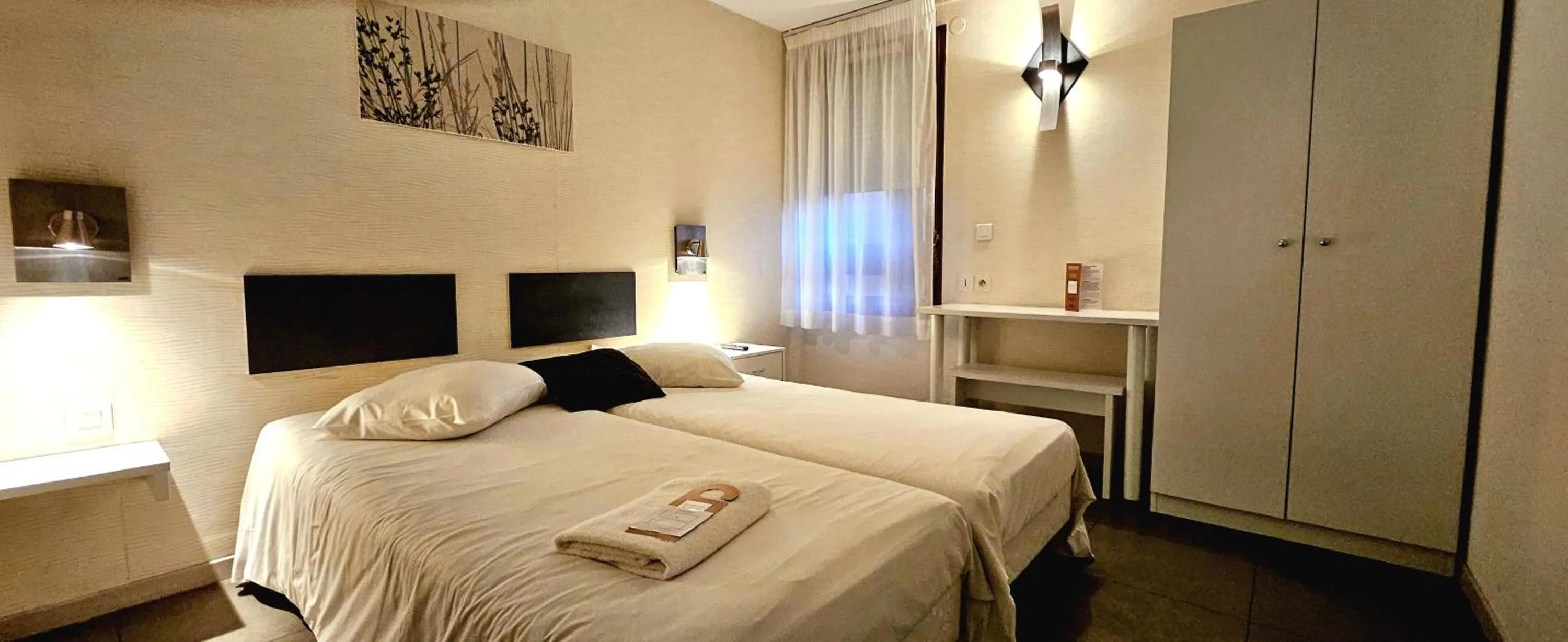 Photo of the whole room, Bed in Beddy-bye Hôtel