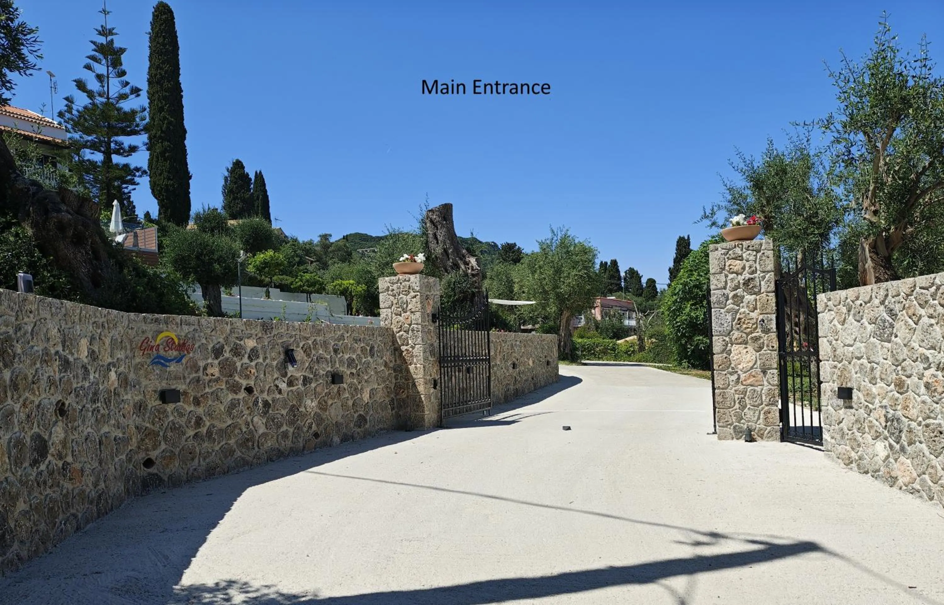 Facade/entrance in Gina Studios