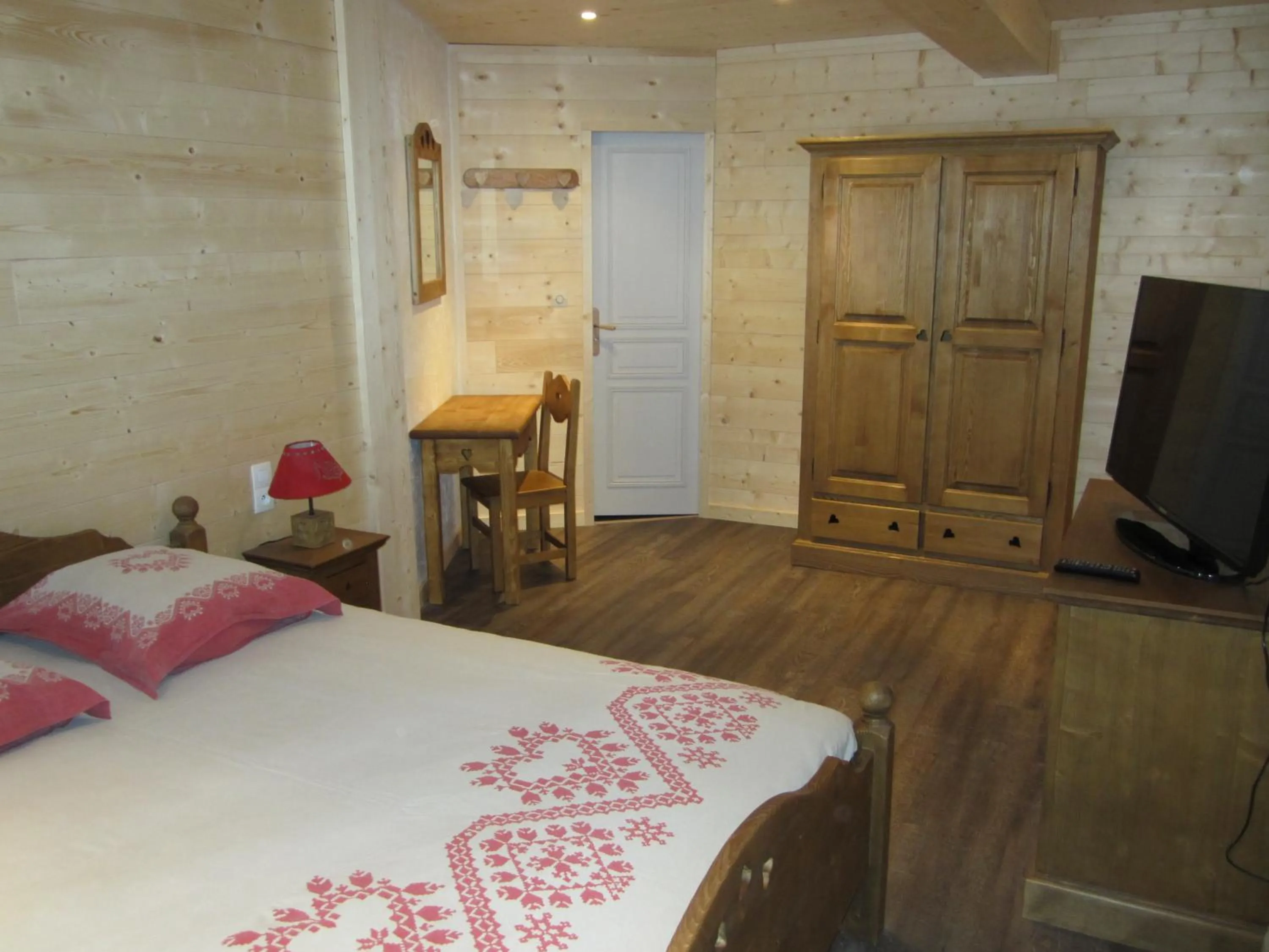 Photo of the whole room in Hôtel Chalet Le Caribou