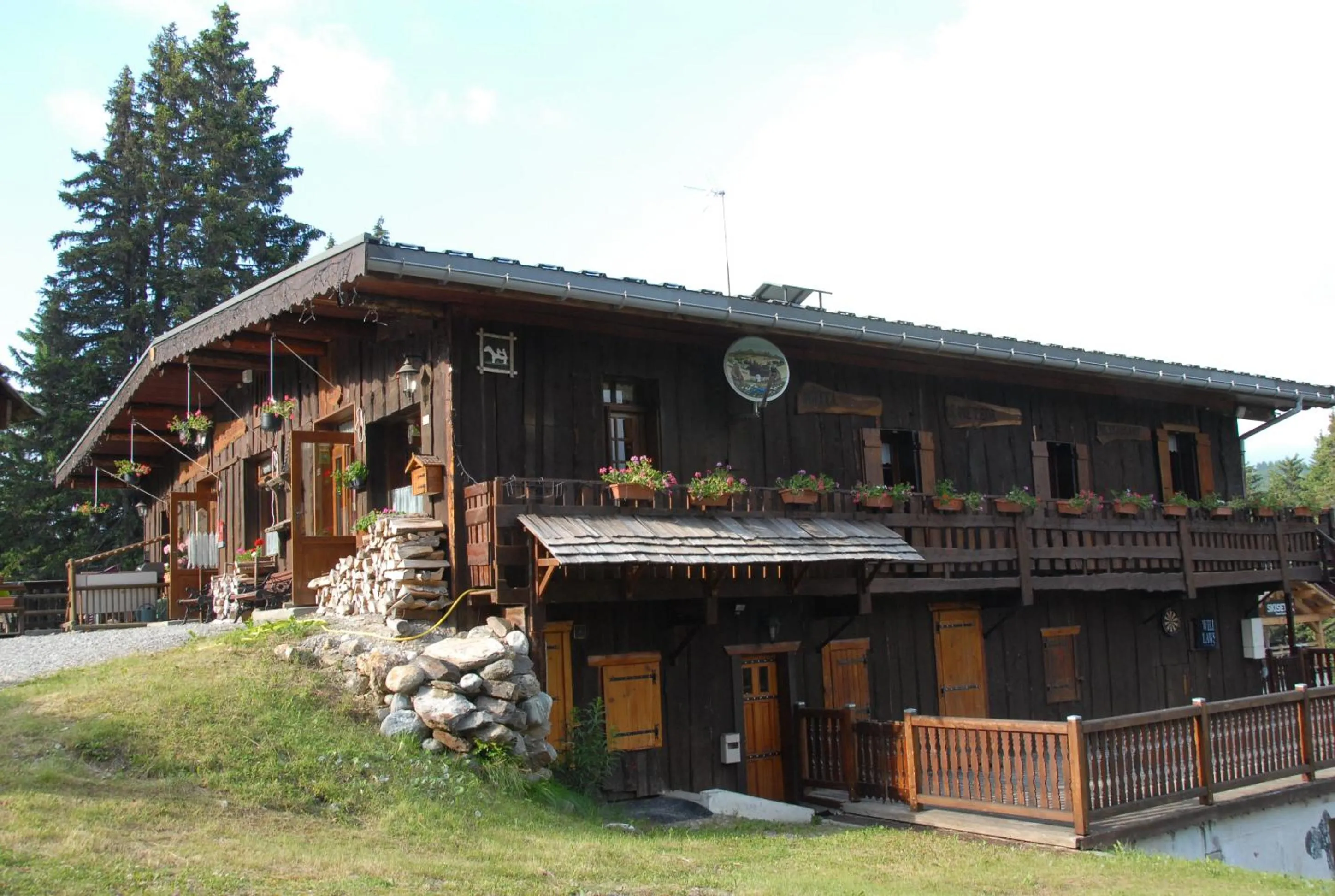 Property building in Hôtel Chalet Le Caribou