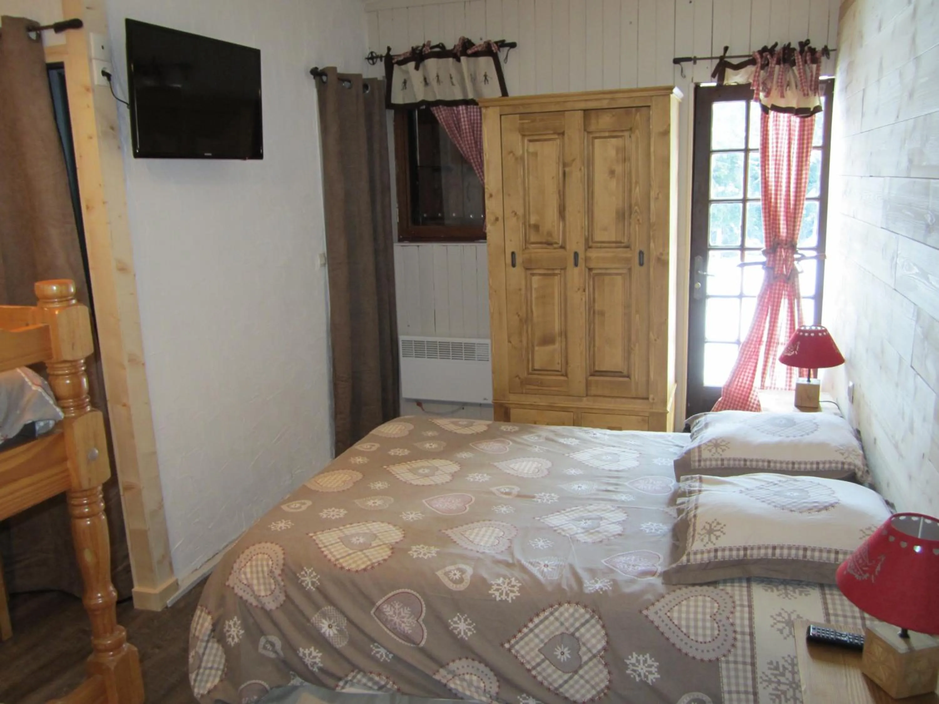 Photo of the whole room in Hôtel Chalet Le Caribou