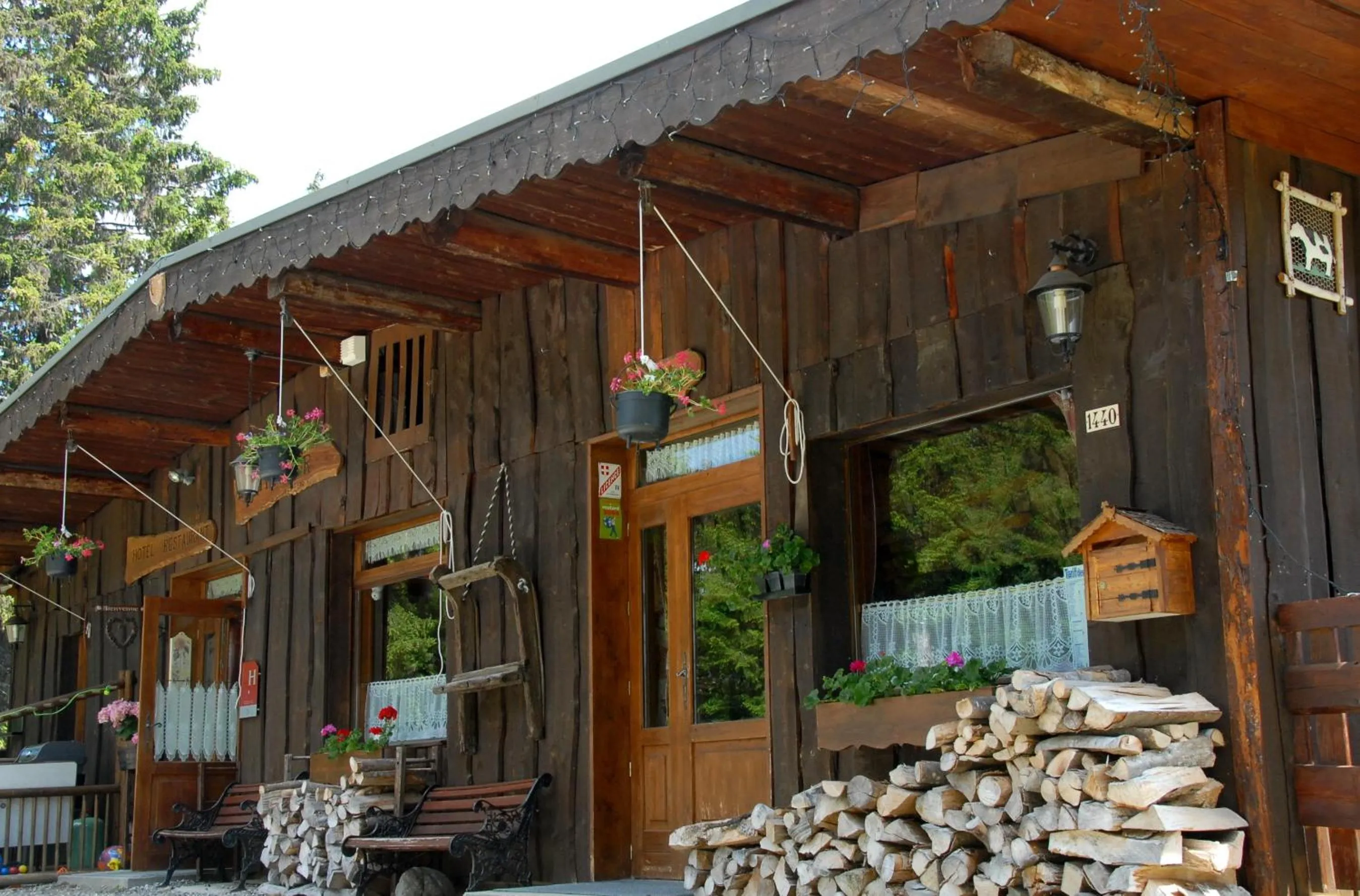 Property building in Hôtel Chalet Le Caribou
