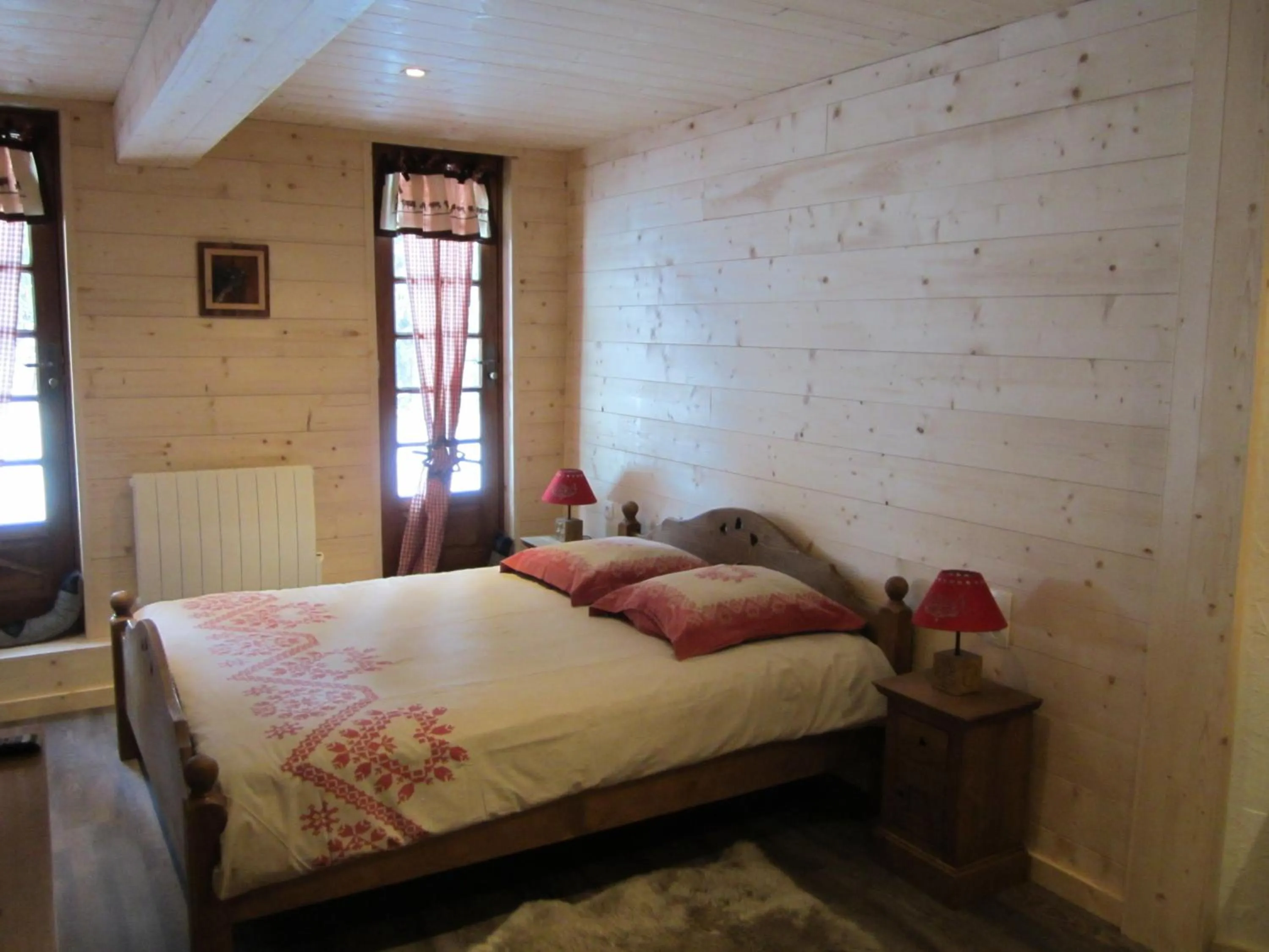 Photo of the whole room in Hôtel Chalet Le Caribou