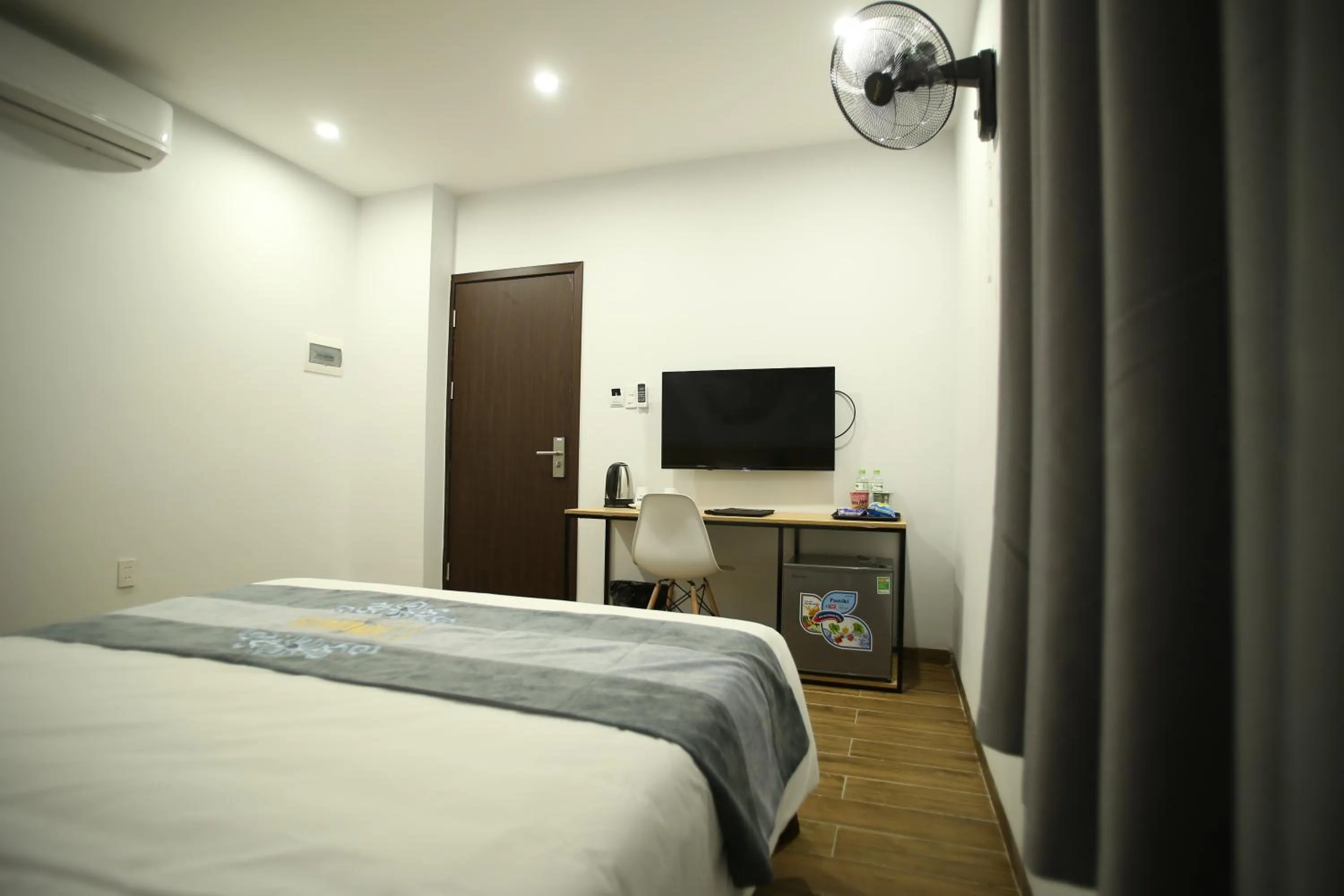 Bed in KingSales Hotel