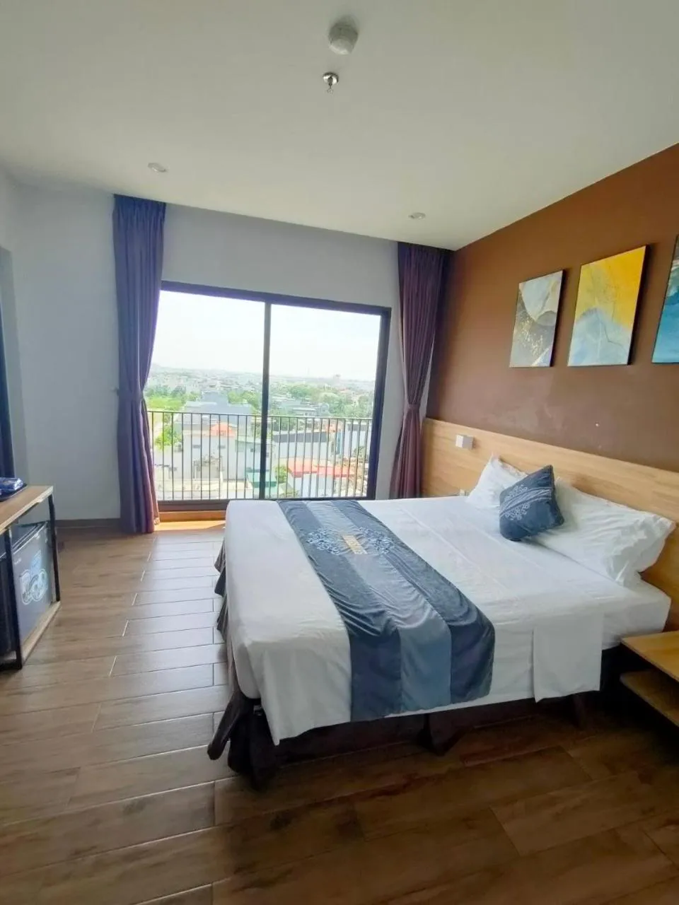 Bed in KingSales Hotel