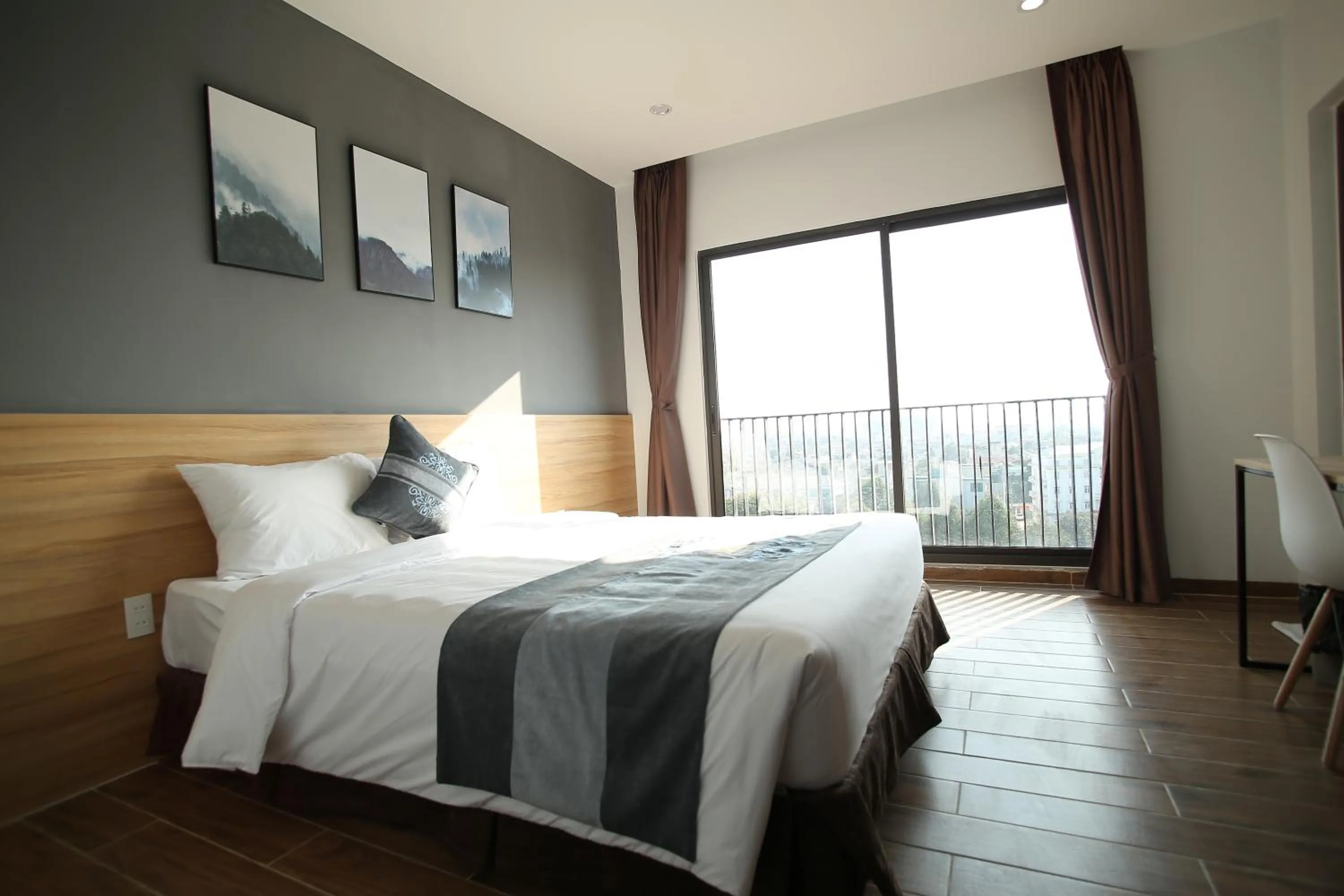 Bed in KingSales Hotel