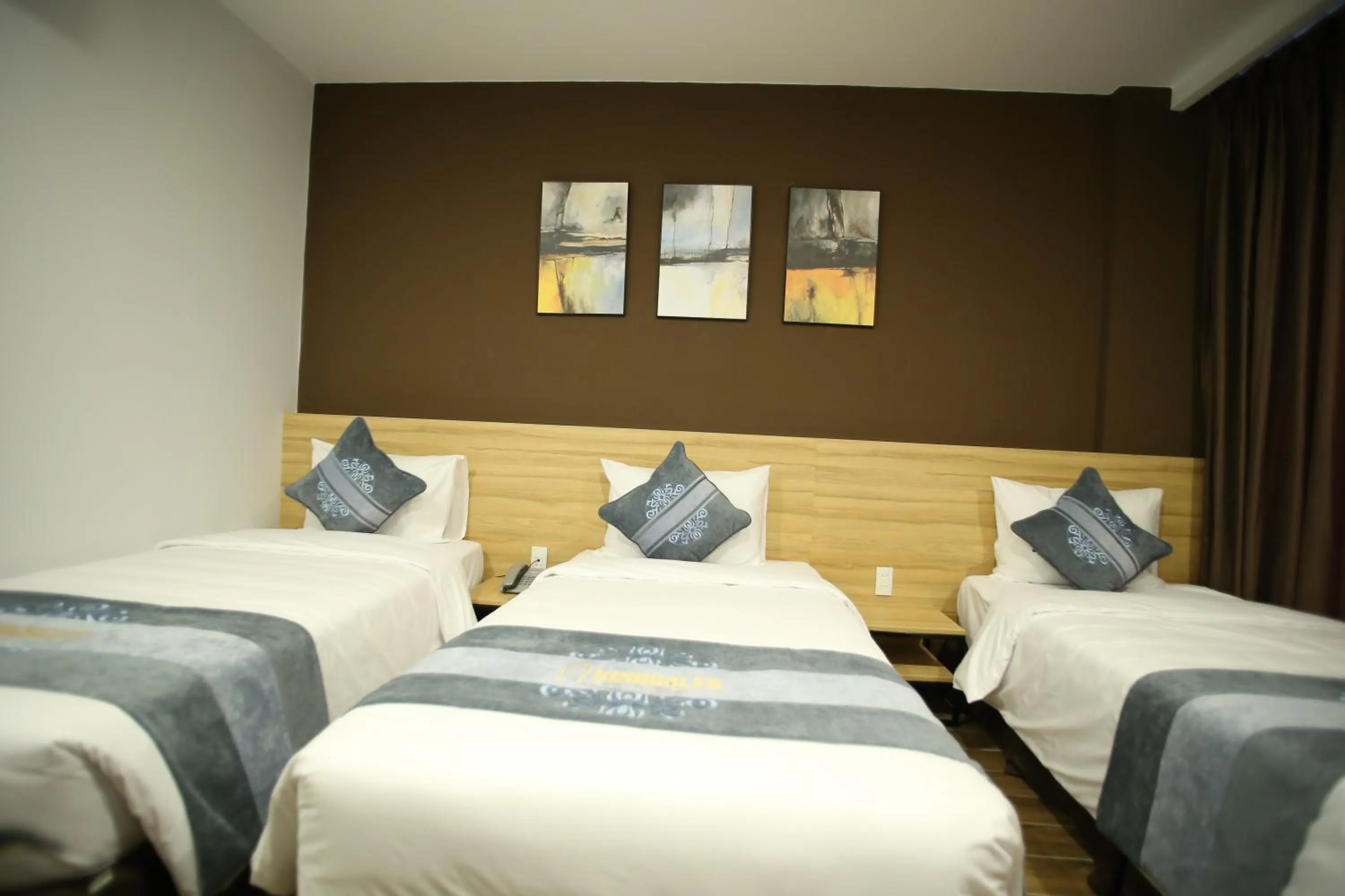 Bed in KingSales Hotel