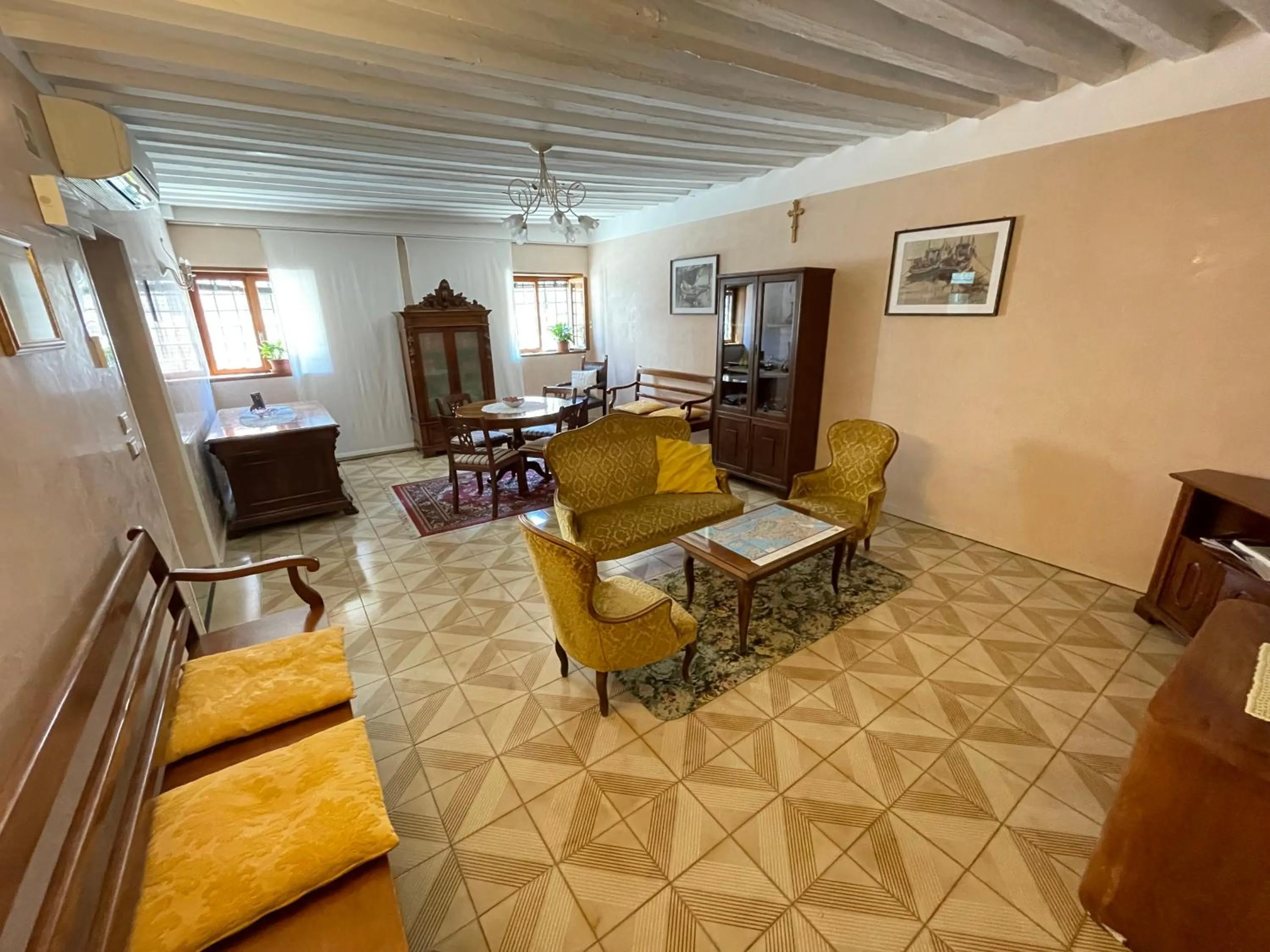 Communal lounge/ TV room in Casa Caburlotto