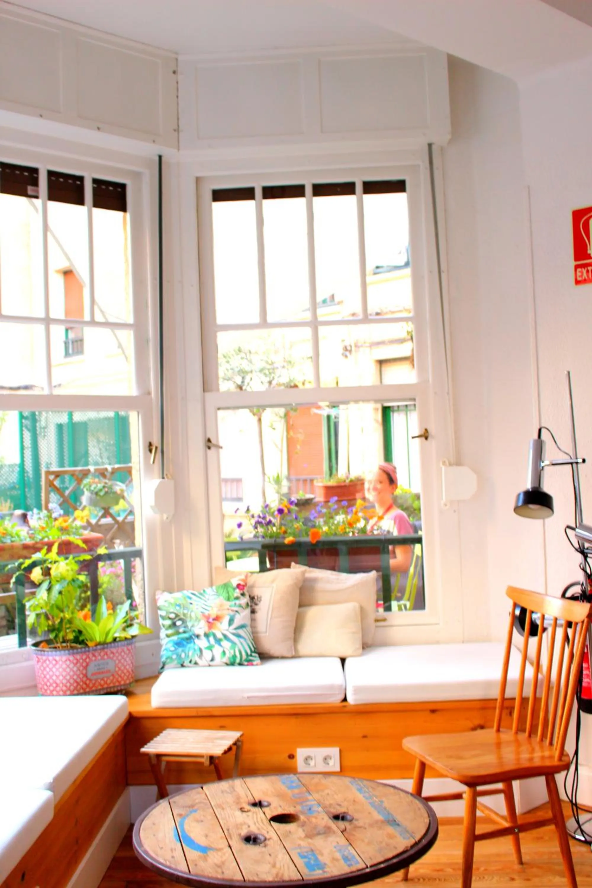 Communal lounge/ TV room in Aloha Hostel