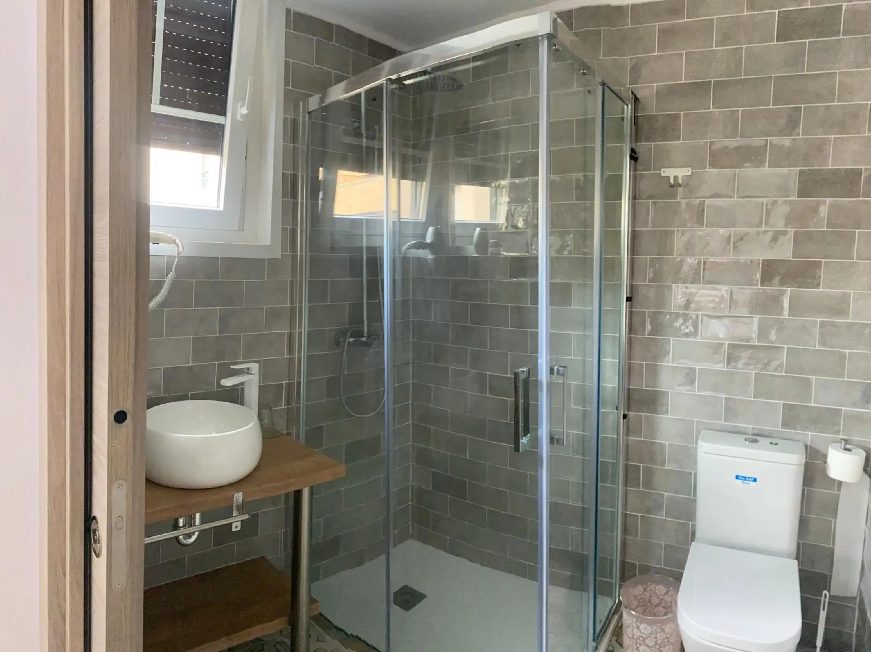 Double Room with Private Bathroom - single occupancy in Aloha Hostel Double Room with Private Bathroom - single occupancy in Aloha Hostel