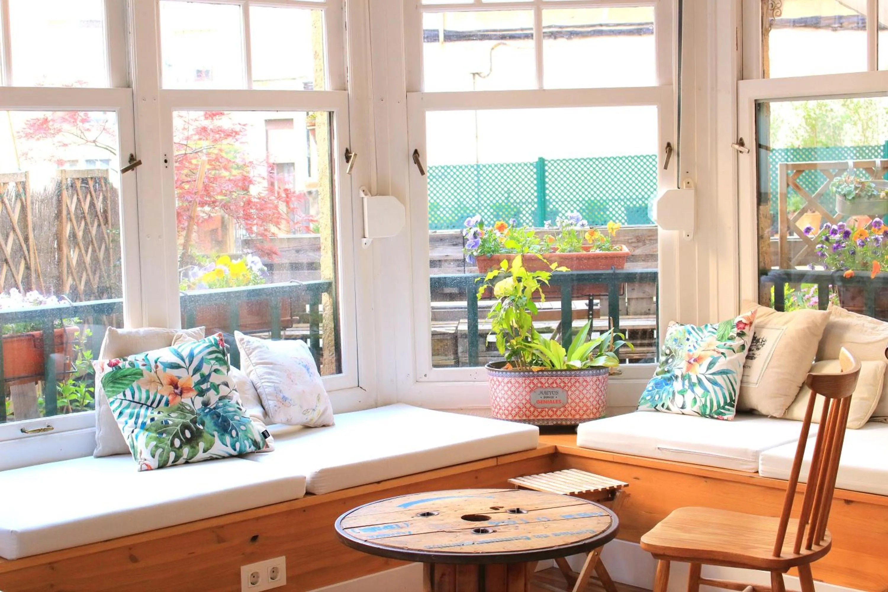 Communal lounge/ TV room in Aloha Hostel