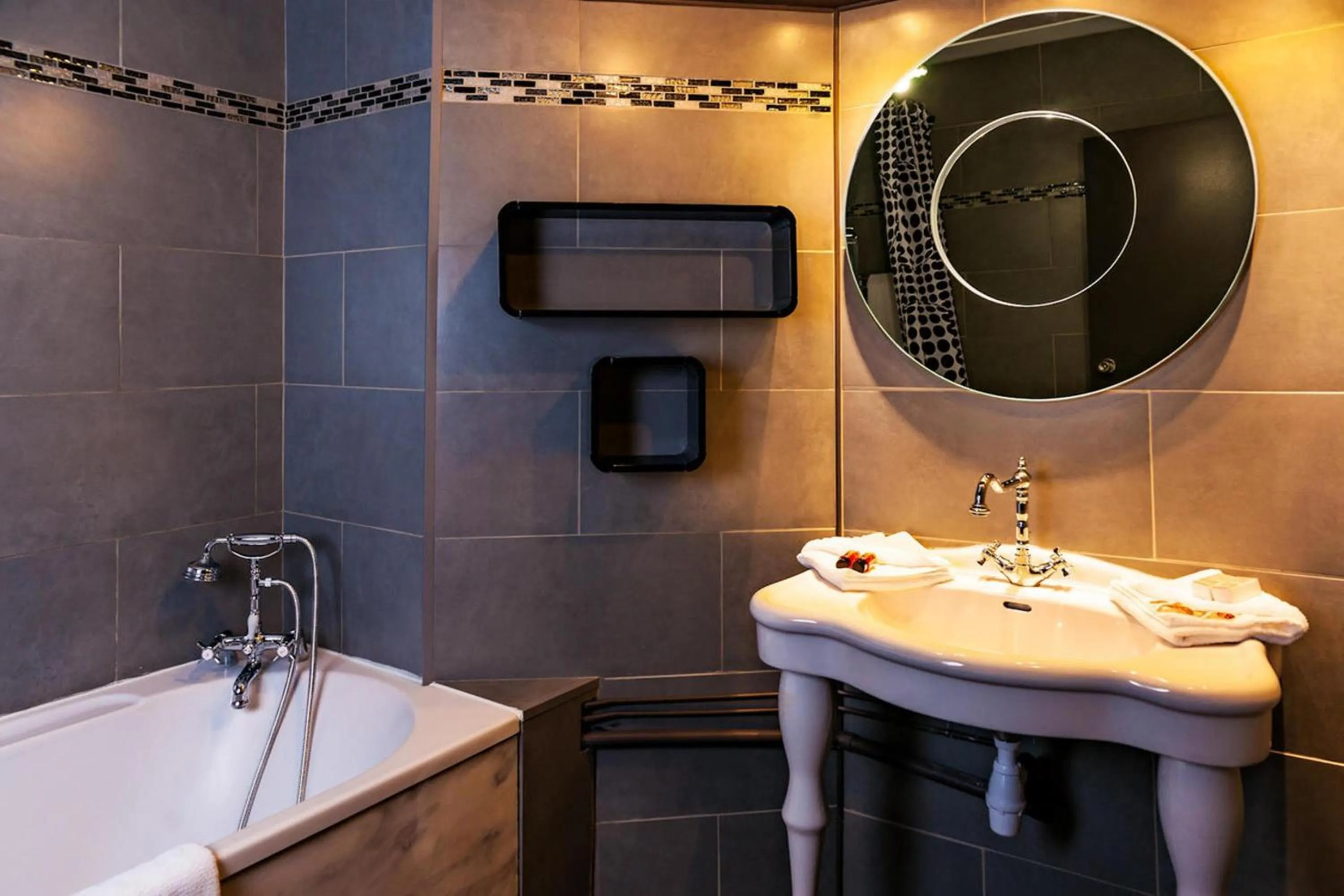 Bathroom in Hôtel Restaurant du Château de la Tour