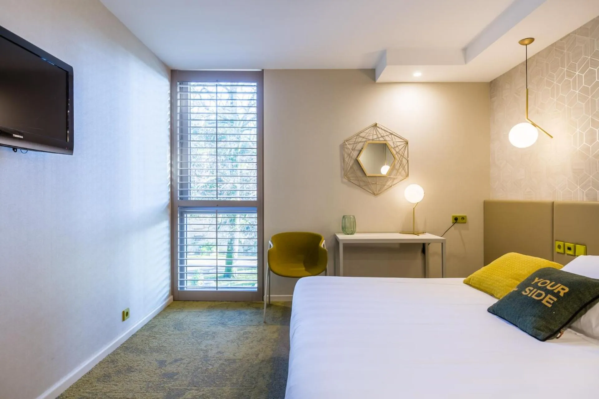 Bed in Hôtel Restaurant du Château de la Tour