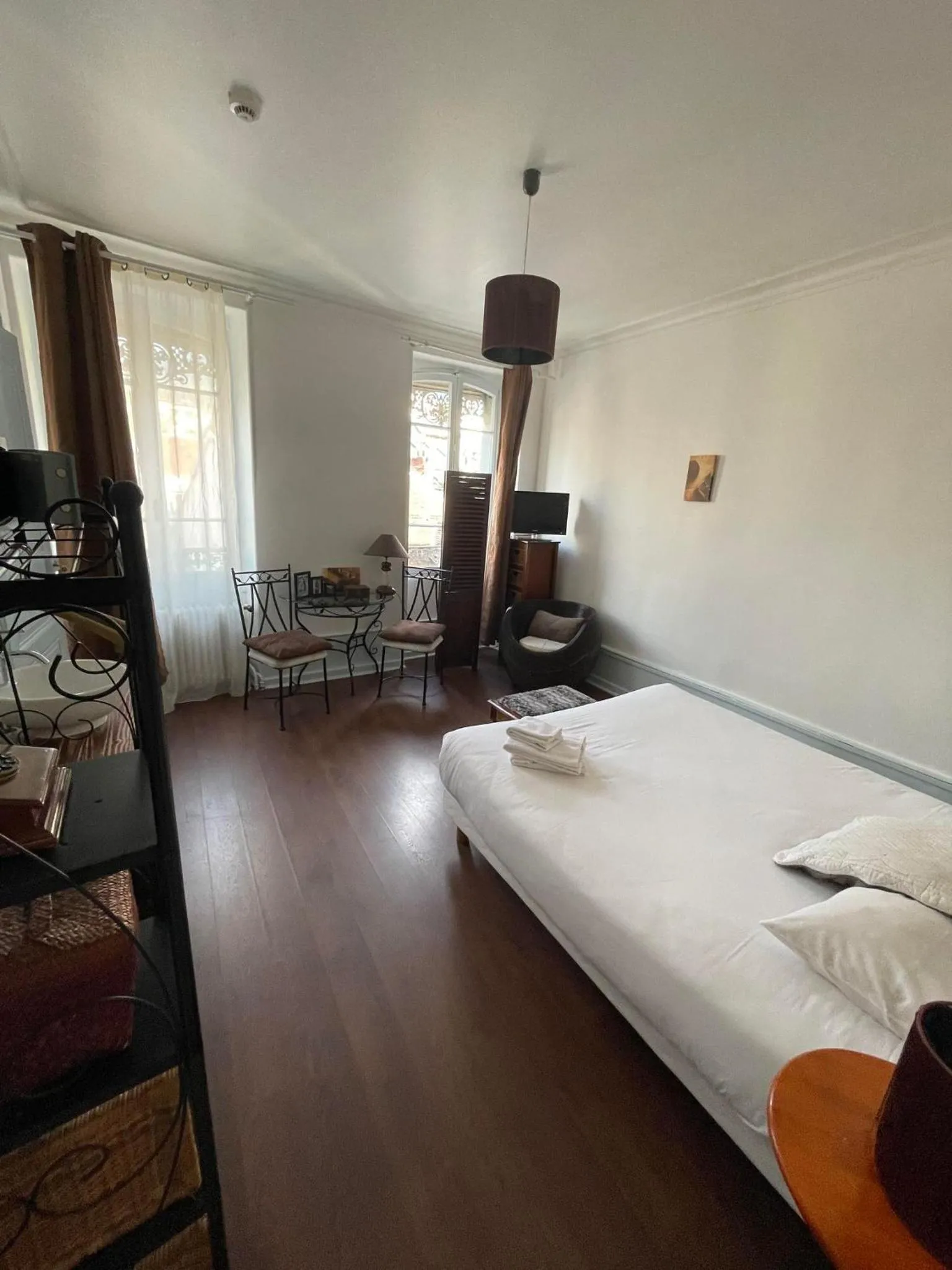 Photo of the whole room, Bed in Authentic by Balladins, Hôtel Le Carré d'Aix