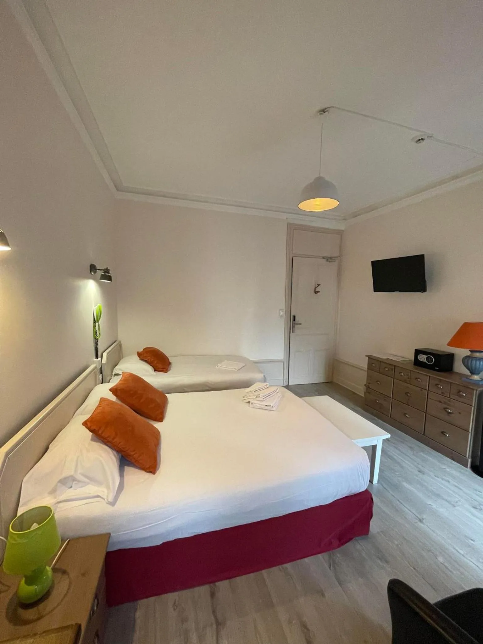 Photo of the whole room, Bed in Authentic by Balladins, Hôtel Le Carré d'Aix