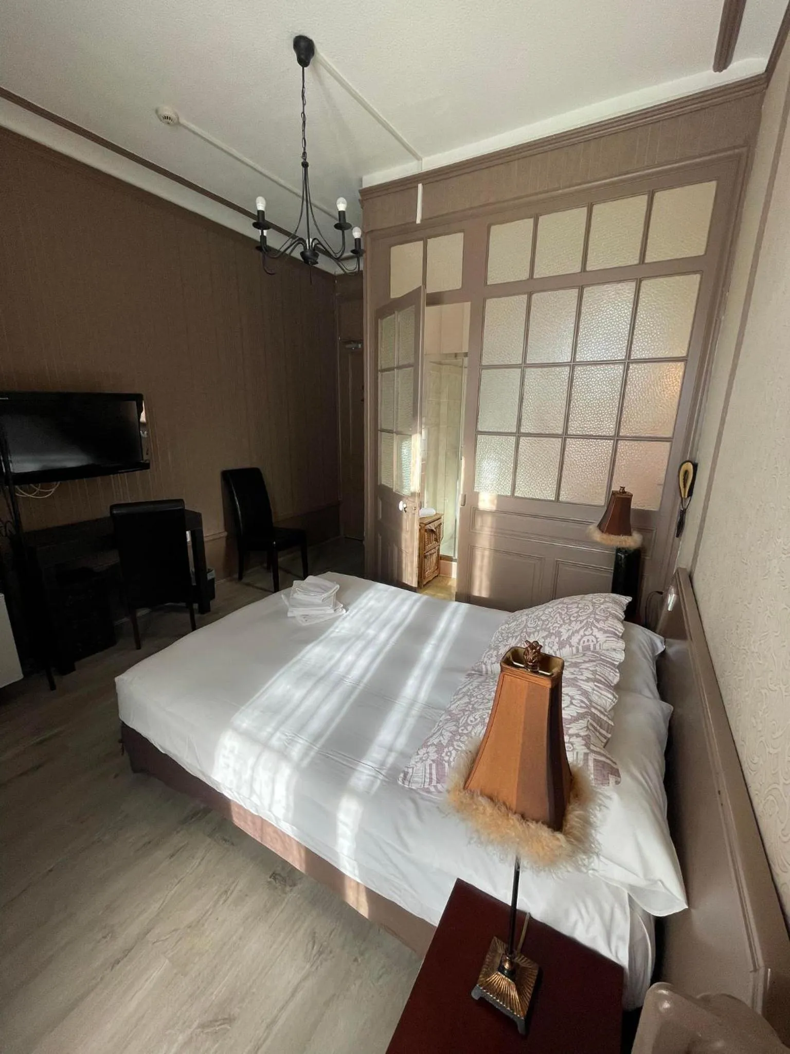 Photo of the whole room, Bed in Authentic by Balladins, Hôtel Le Carré d'Aix