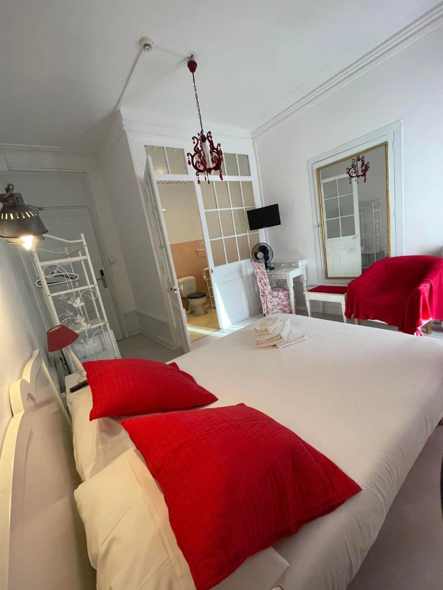 Photo of the whole room, Bed in Authentic by Balladins, Hôtel Le Carré d'Aix