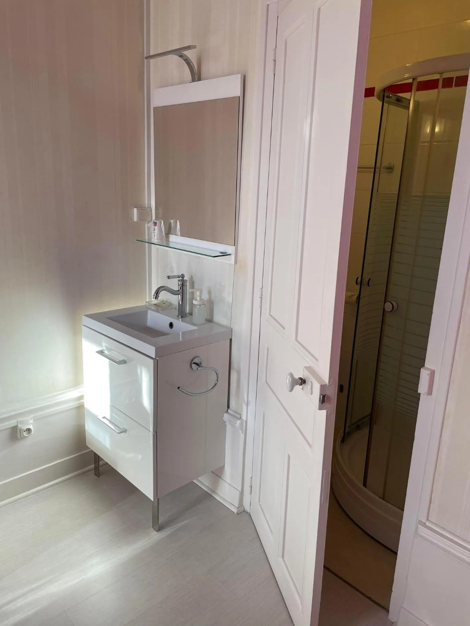 Bathroom in Authentic by Balladins, Hôtel Le Carré d'Aix