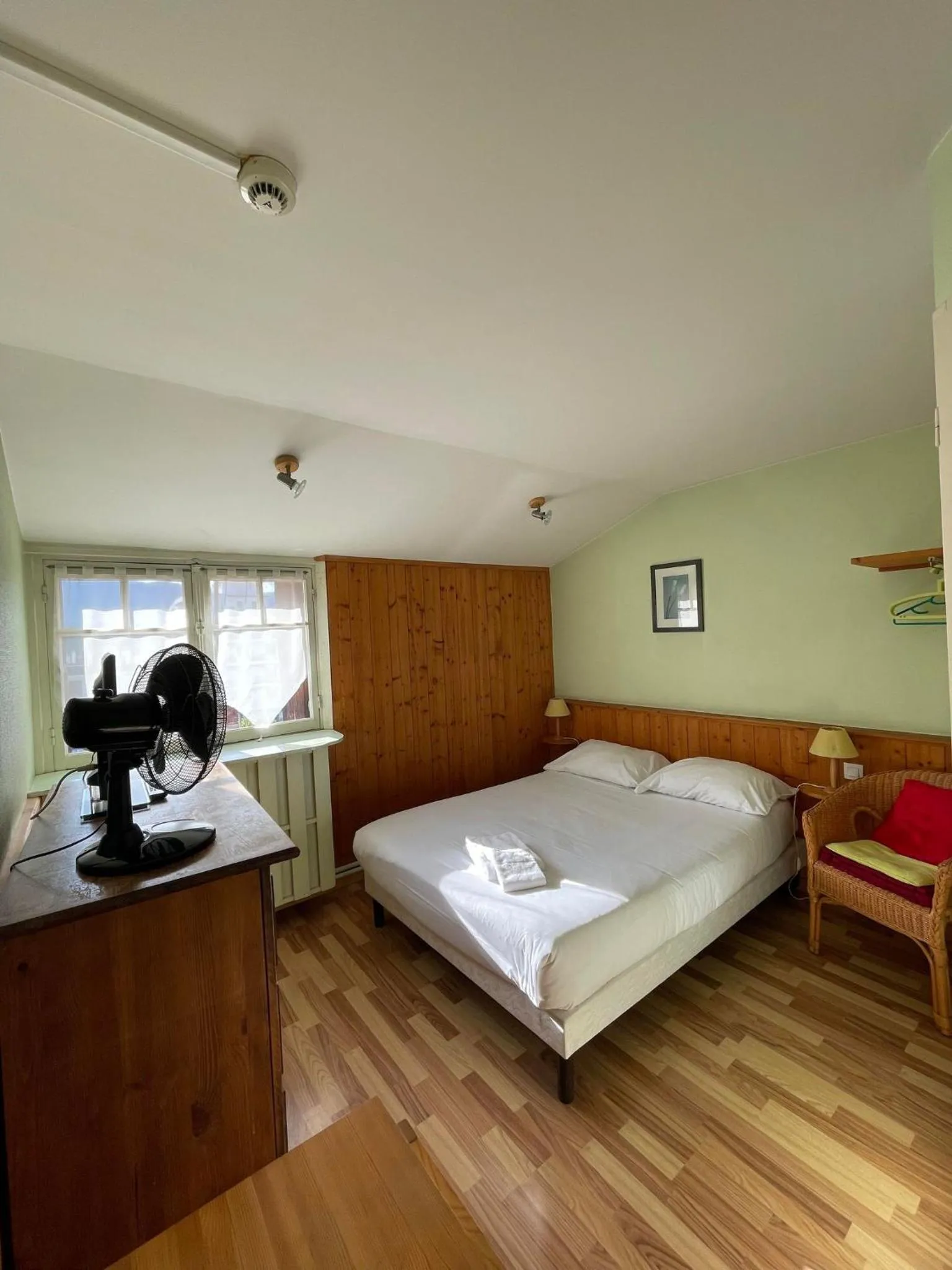 Photo of the whole room, Bed in Authentic by Balladins, Hôtel Le Carré d'Aix