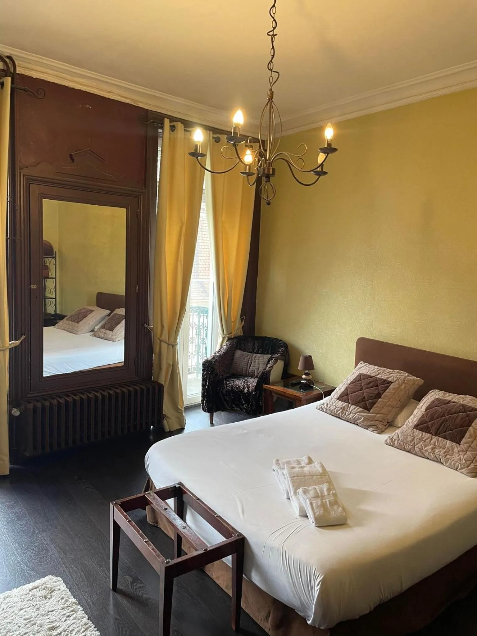 Photo of the whole room, Bed in Authentic by Balladins, Hôtel Le Carré d'Aix