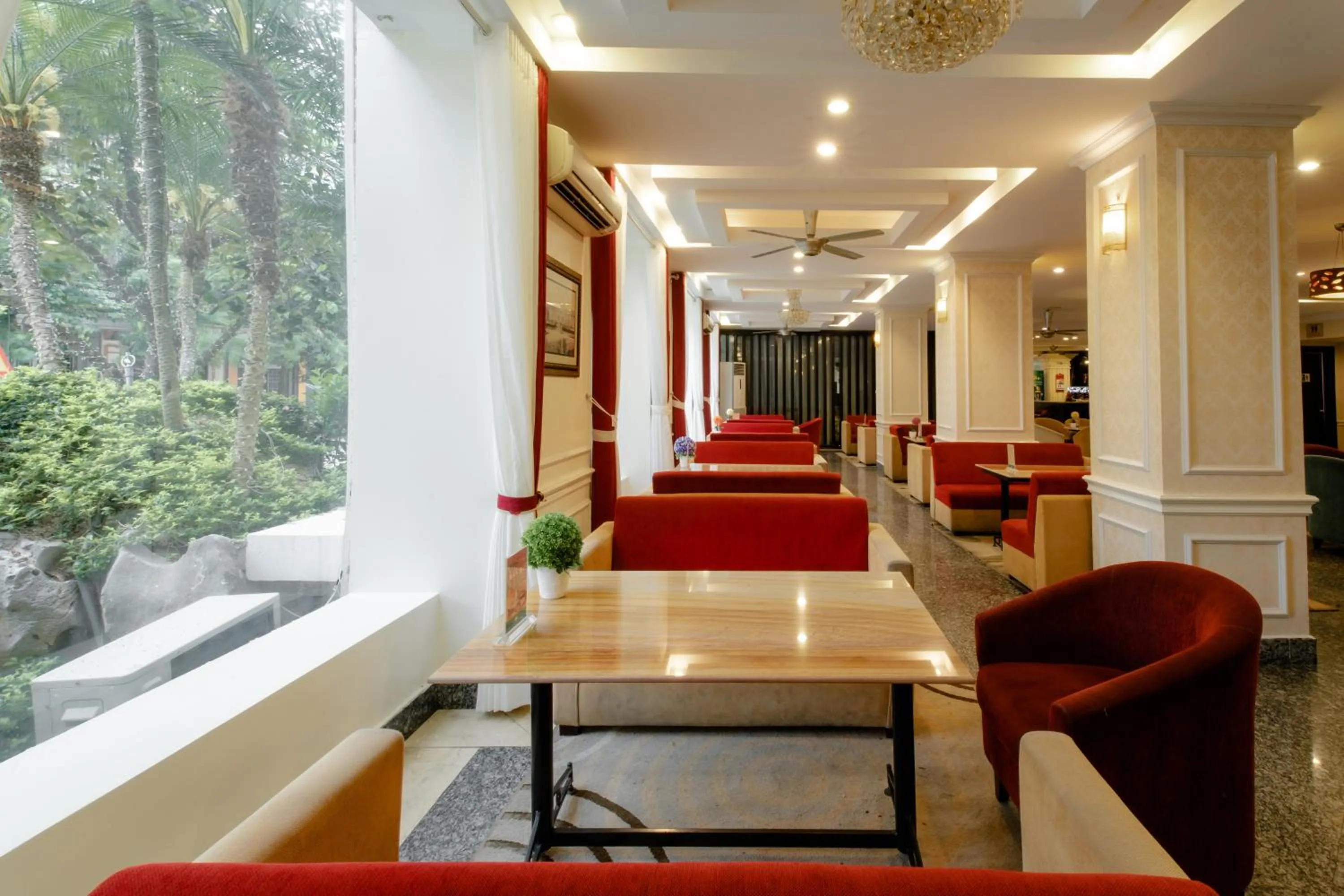 Restaurant/places to eat in White Palace Thai Binh Hotel